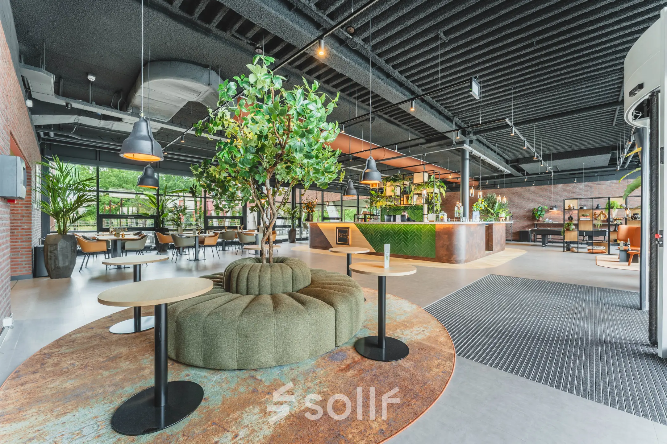 Moderne kantoorruimte op Rijnzathe 12, De Meern, met groene accenten en een uitnodigende inrichting voor vergaderingen of flexwerken. Grote ramen zorgen voor veel natuurlijk licht.