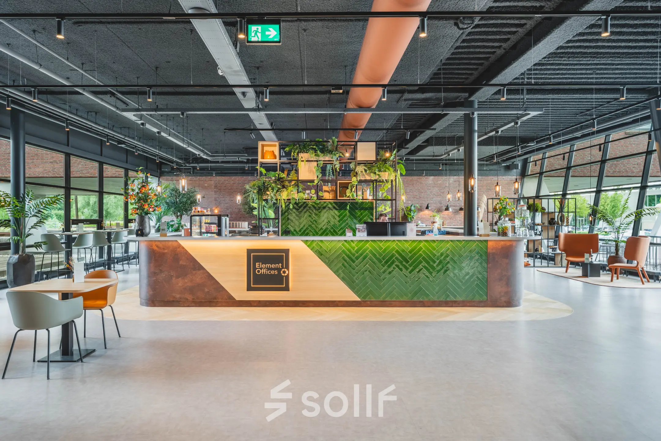 Moderne en stijlvolle kantoorruimte met een ruime open indeling op Rijnzathe 12, De Meern, ideaal om te huren voor zakelijke bijeenkomsten met diverse zitmogelijkheden en veel natuurlijk licht.