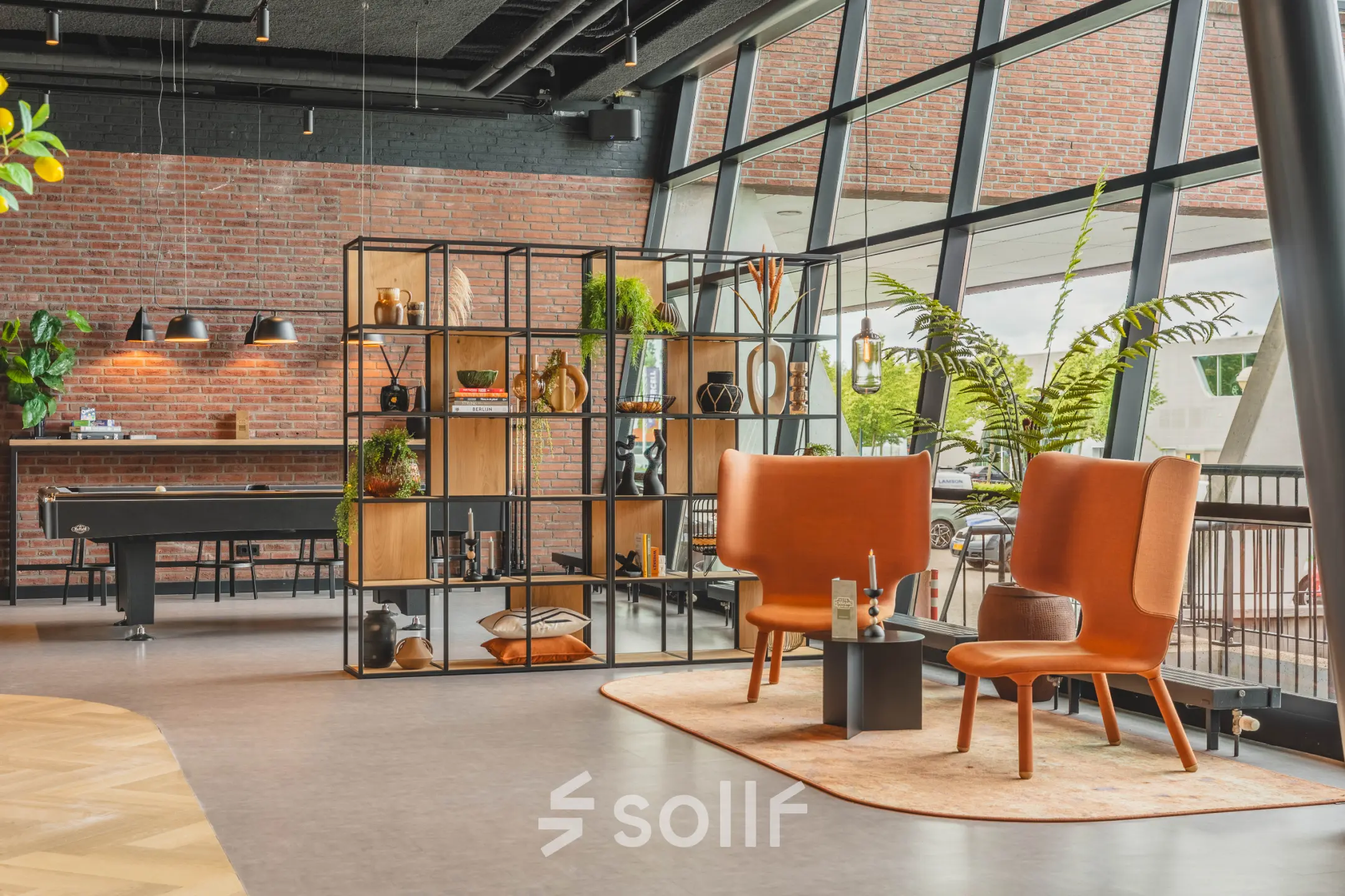 Moderne kantoorruimte te huur in De Meern met stijlvolle zitplekken, decoratieve scheidingswand en grote ramen. Het kantoorpand op Rijnzathe 12 biedt een inspirerende omgeving voor creatief werken.