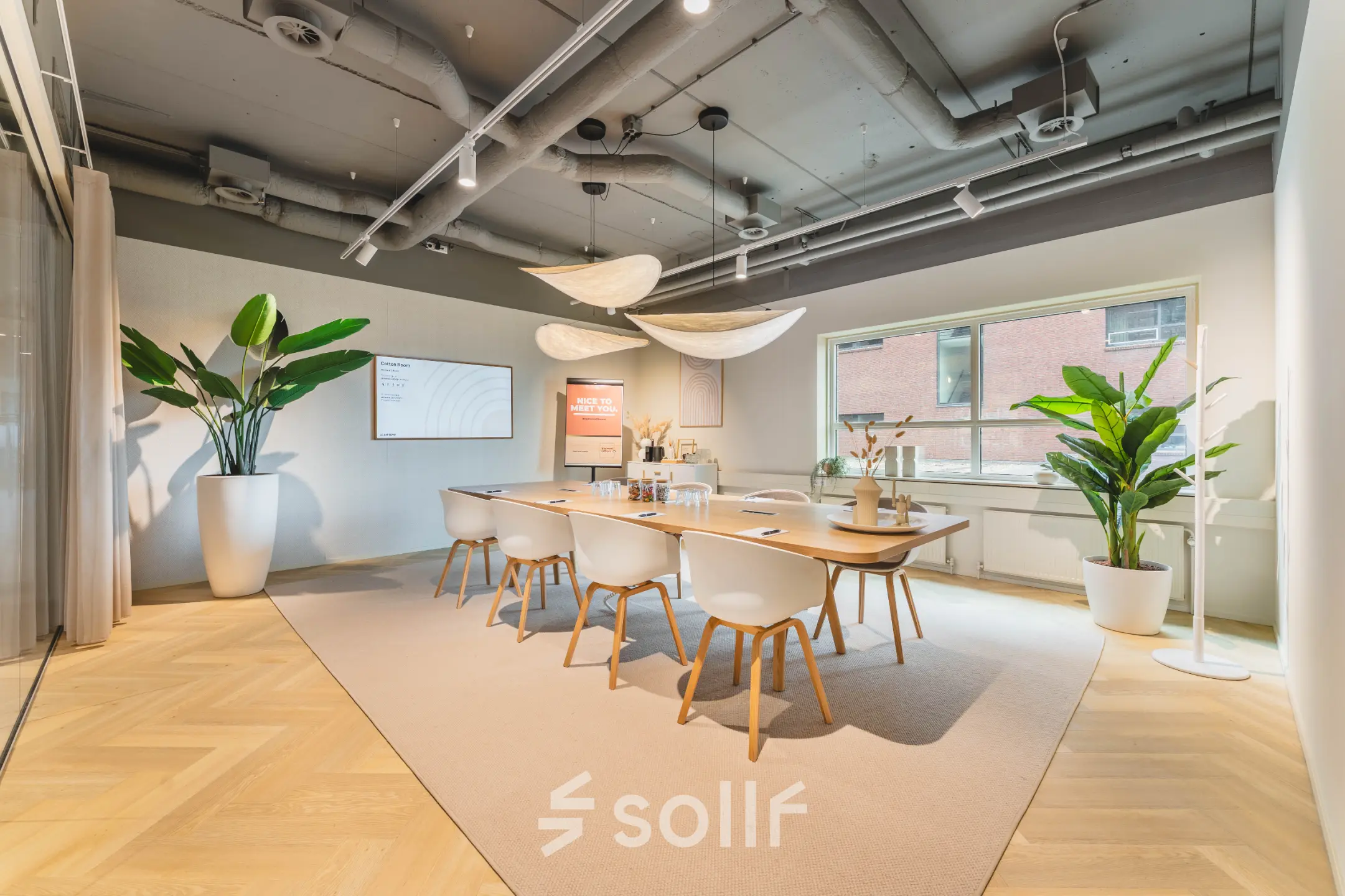 Stijlvolle kantoorruimte met moderne inrichting, grote tafel en witte stoelen op Rijnzathe 12, De Meern. Ideaal voor kantoorruimte huren voor zakelijke bijeenkomsten en vergaderingen.