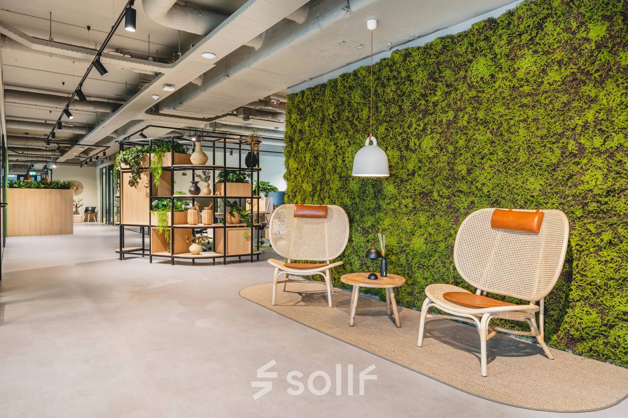Moderne kantoorruimte aan Rijnzathe 12 in De Meern met een rustgevende groene wand, comfortabele zitplaatsen en stijlvolle inrichting. Perfect voor wie op zoek is naar een duurzame en inspirerende werkplek.
