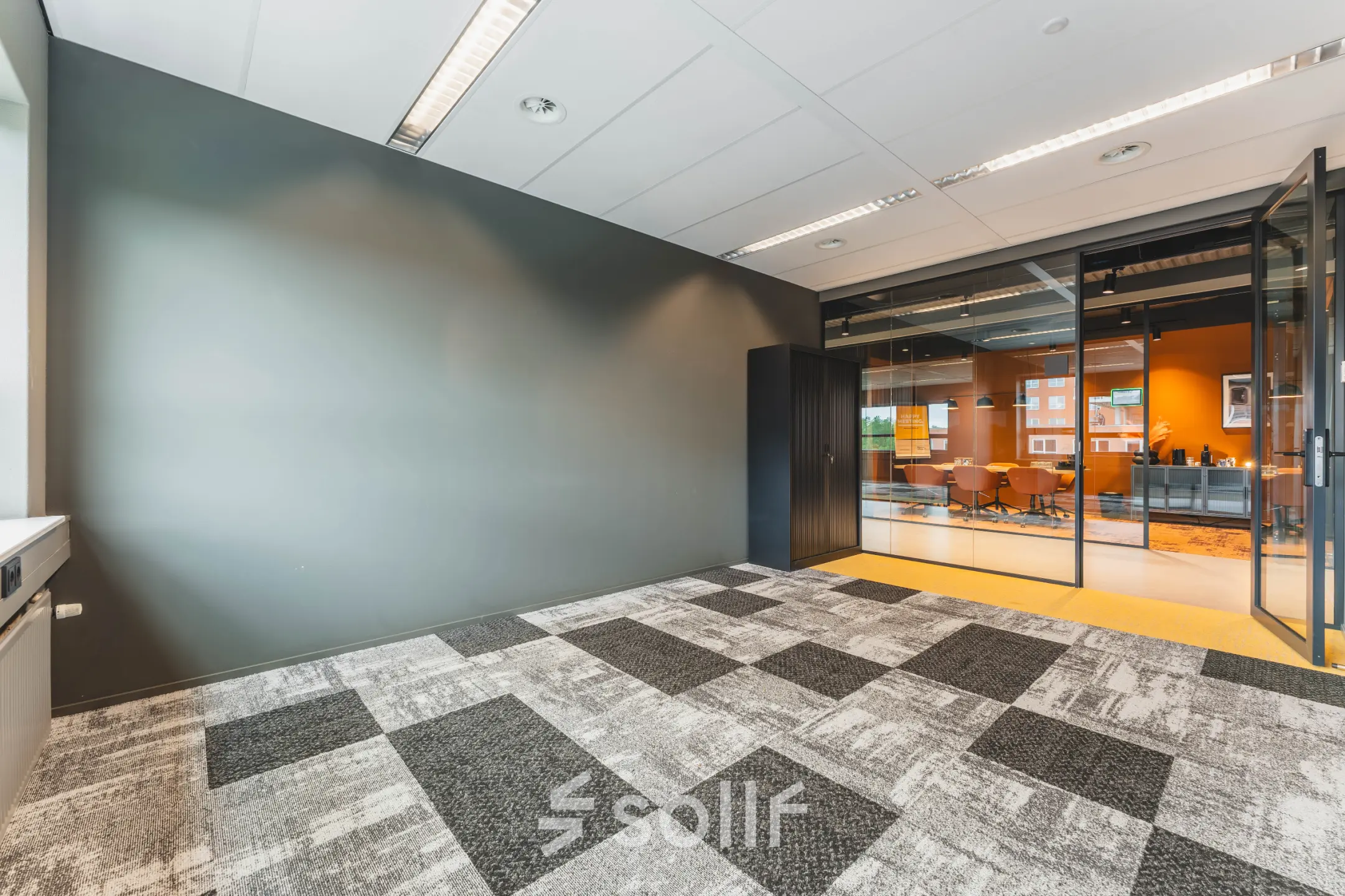 Ruime, ongemeubileerde kantoorruimte in kantoorpand op Rijnzathe 12, De Meern met tapijt en glazen wand. Perfect voor huren en optimaal benutten van de omgeving voor zakelijke activiteiten.