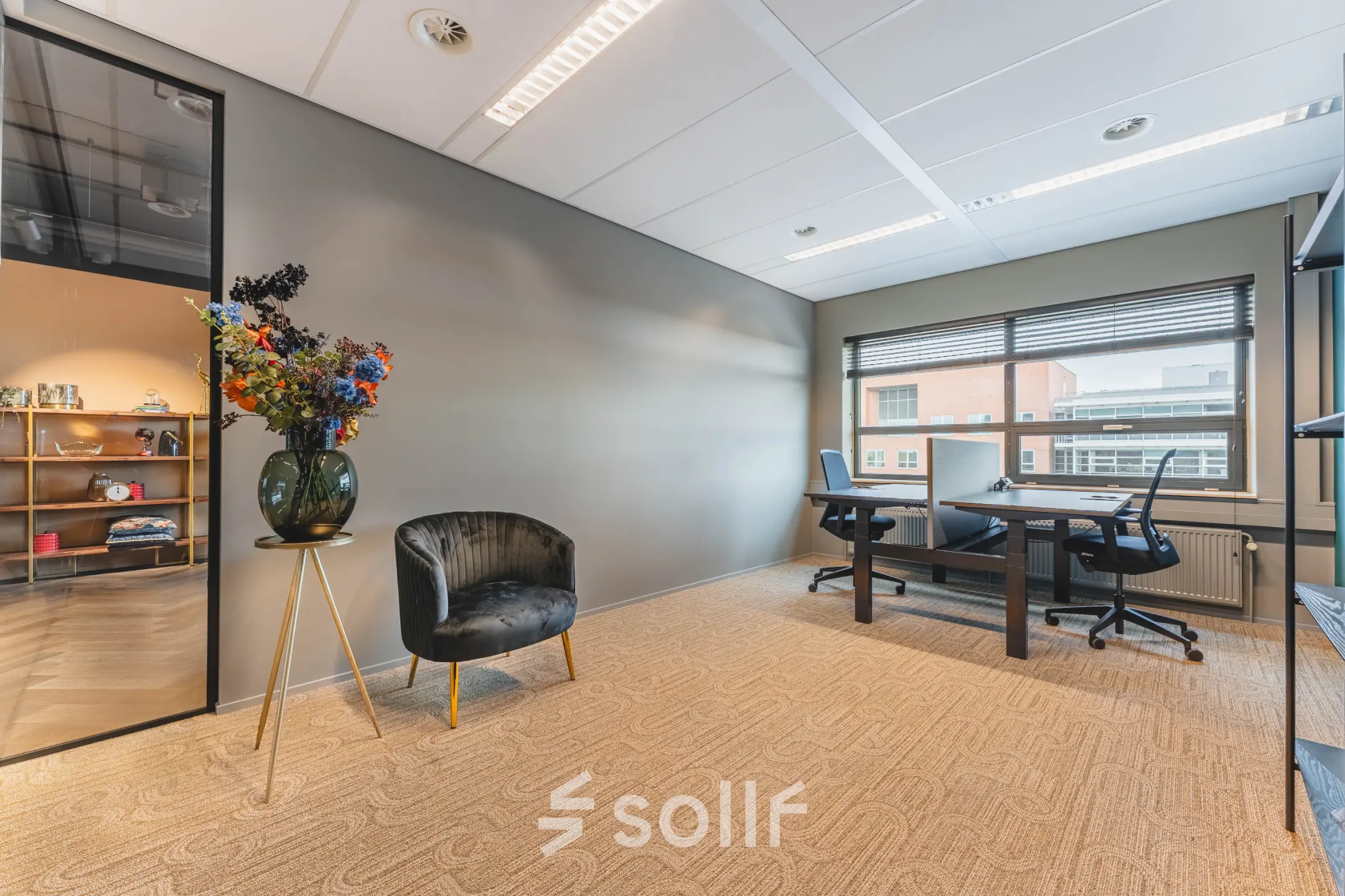 Stijlvolle kantoorruimte te huur op Rijnzathe 12, De Meern, met moderne inrichting en uitzicht naar buiten.