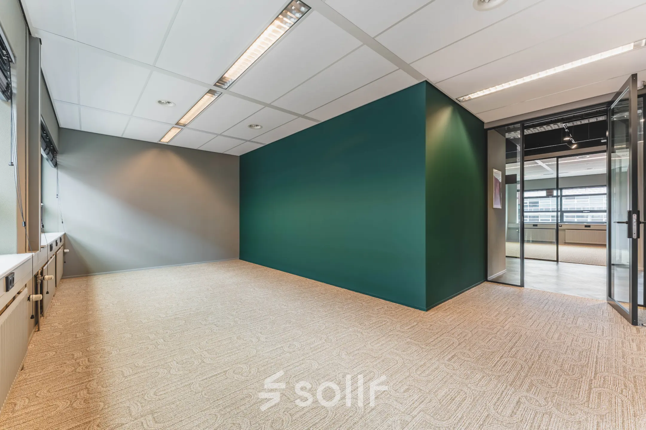 Het kantoorpand aan Rijnzathe 12 in De Meern biedt een ruime, lichte kantoorruimte te huur met moderne afwerking en veel natuurlijk licht. Perfect om jouw ideale werkomgeving te creëren.