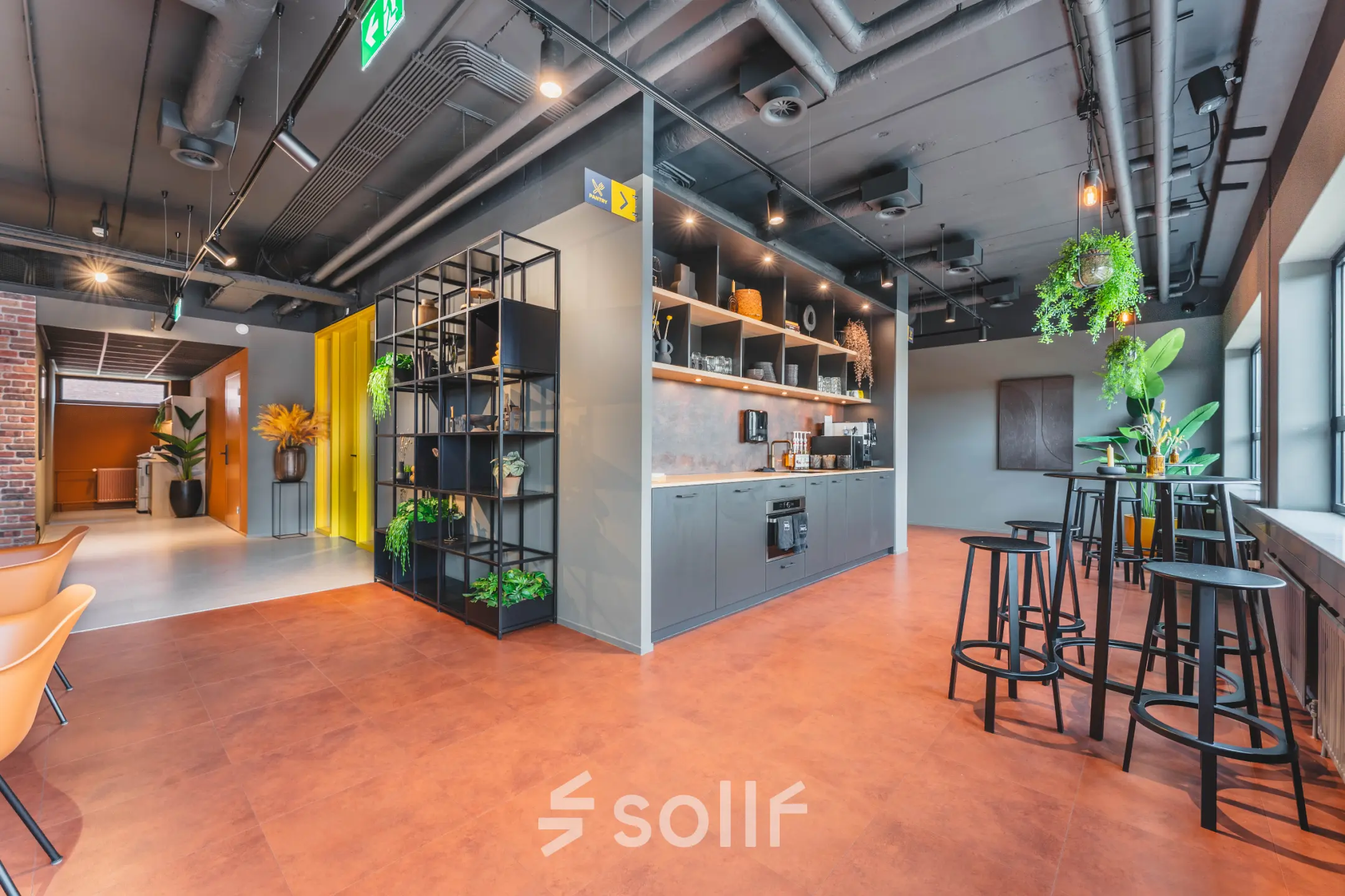 Moderne kantoorruimte te huur op Rijnzathe 12 in De Meern, met stijlvolle pantry en zitgedeelte, ideaal voor informele werkmomenten.