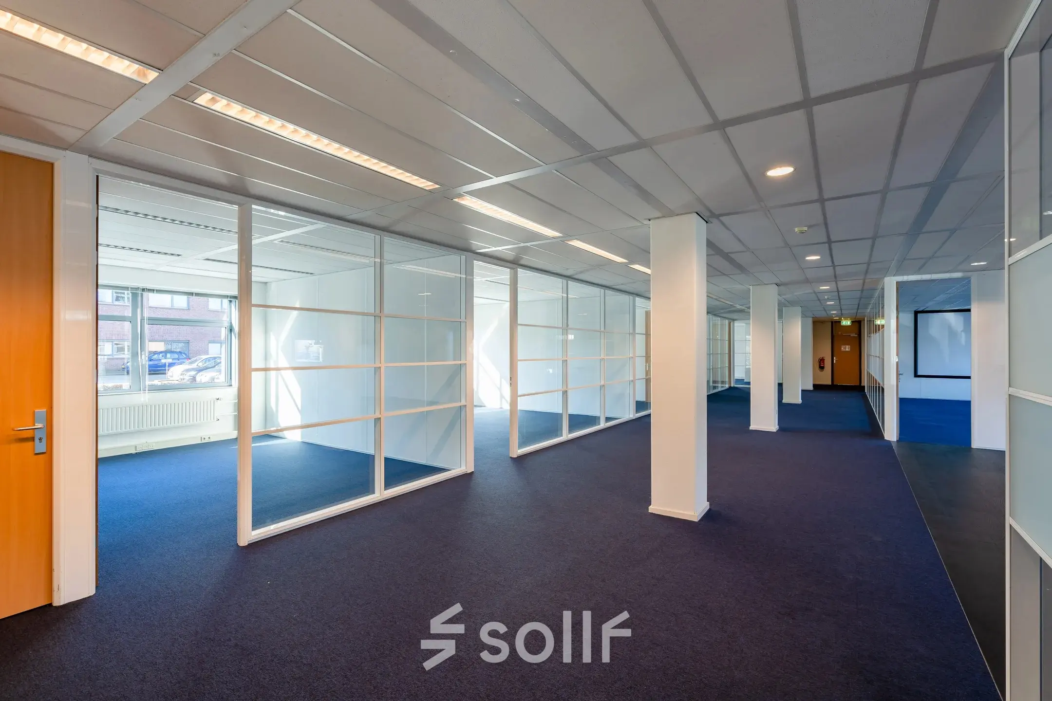 Ruime kantoorruimte met glaswanden en zachte verlichting op Delftechpark 17-19, Delft, ideaal voor wie een kantoorpand wil huren.
