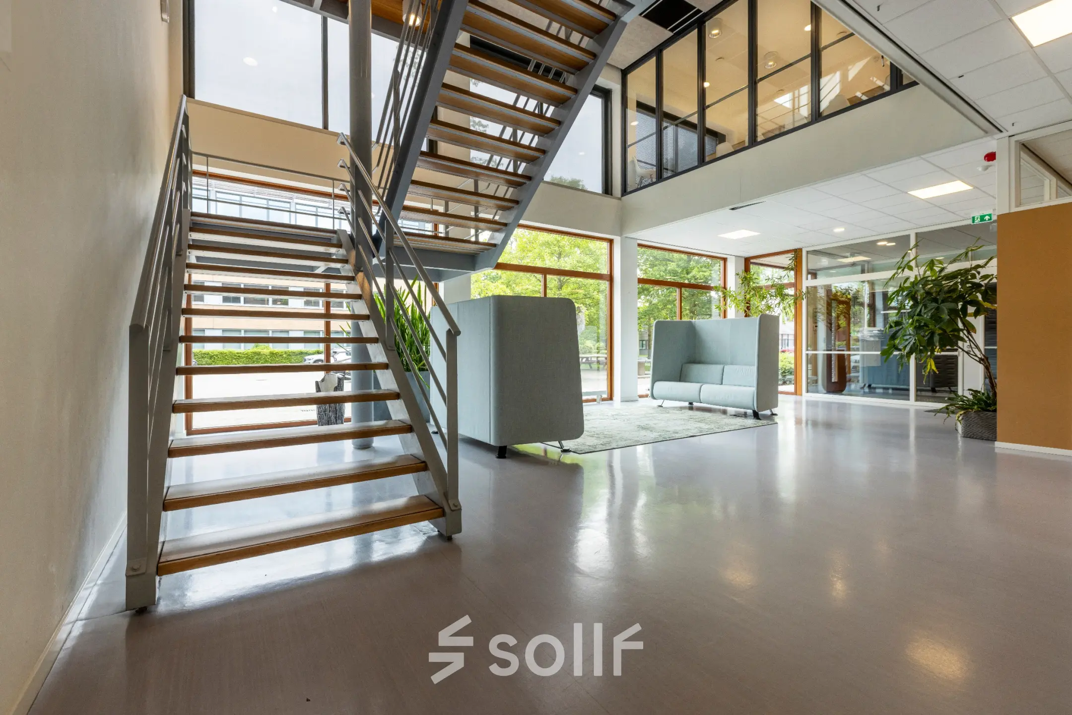 Moderne kantoorruimte huren op Delftechpark 9, Delft met ruime trappenhal, glazen wanden en stijlvolle zitbanken voor een open, lichte sfeer.