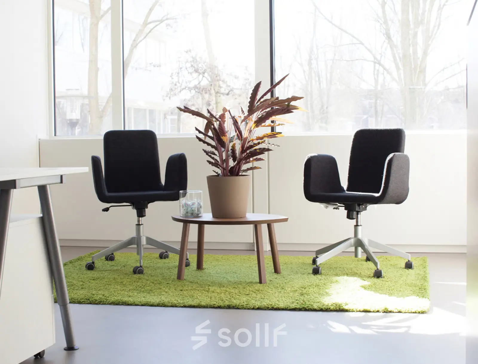 Gezellige kantoorruimte op Poortweg 4, Delft, met twee stoelen en een kleine tafel in een lichte omgeving, ideaal voor informele besprekingen. Kantoorruimte huren in dit kantoorpand biedt moderne faciliteiten.