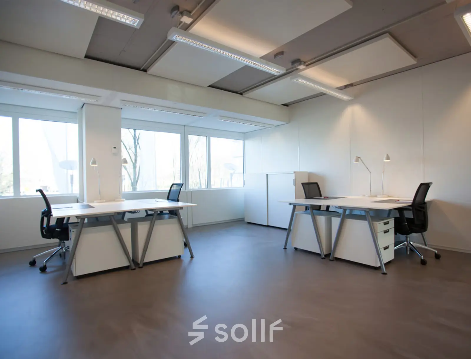 Zonnige kantoorruimte huren bij Poortweg 4, Delft, met moderne werkplekken en grote ramen voor natuurlijk licht.