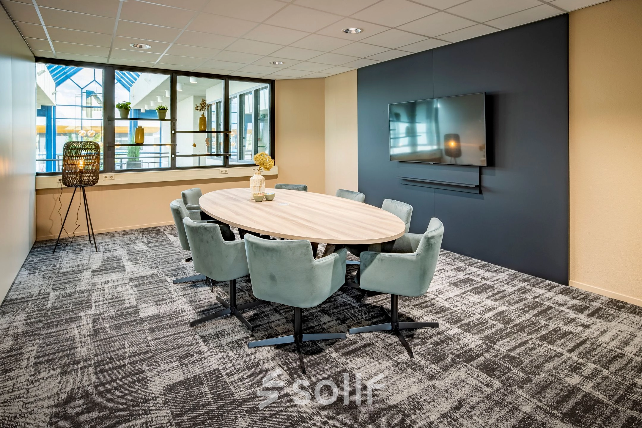 Een stijlvolle kantoorpand in Den Bosch met moderne inrichting, vlakbij grote ramen en een flatscreen aan de muur. Ideaal voor een vergadering of brainstormsessie. Kantoorruimte huren op een centrale locatie.
