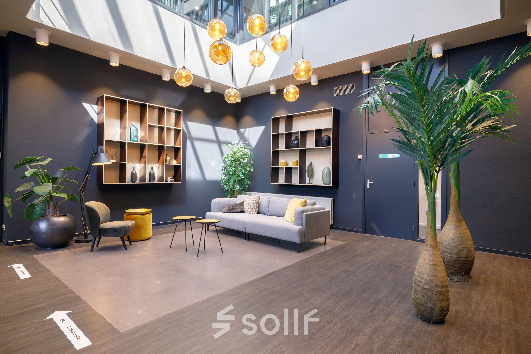 Moderne kantoorruimte huren in Den Bosch met stijlvolle inrichting, lichte zithoek en decoratieve elementen. Ideaal voor informele ontmoetingen in kantoorpand aan de Europalaan 2.