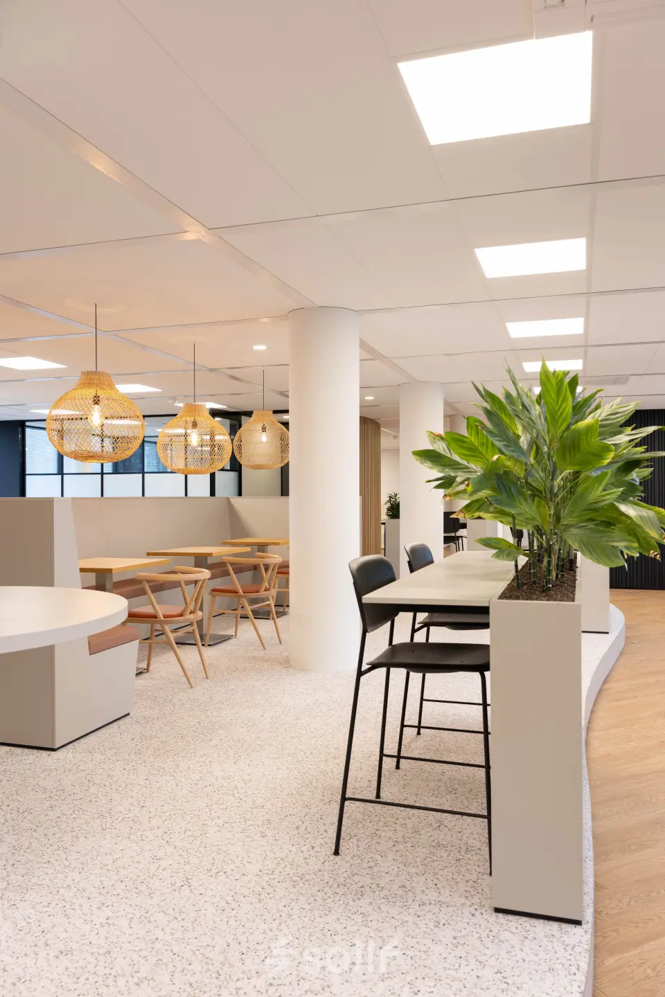 Huur inspirerende kantoorruimte in Den Bosch, modern ingericht met zitgedeeltes en sfeerverlichting. Ideaal voor vergaderingen of flexibele werkplekken.
