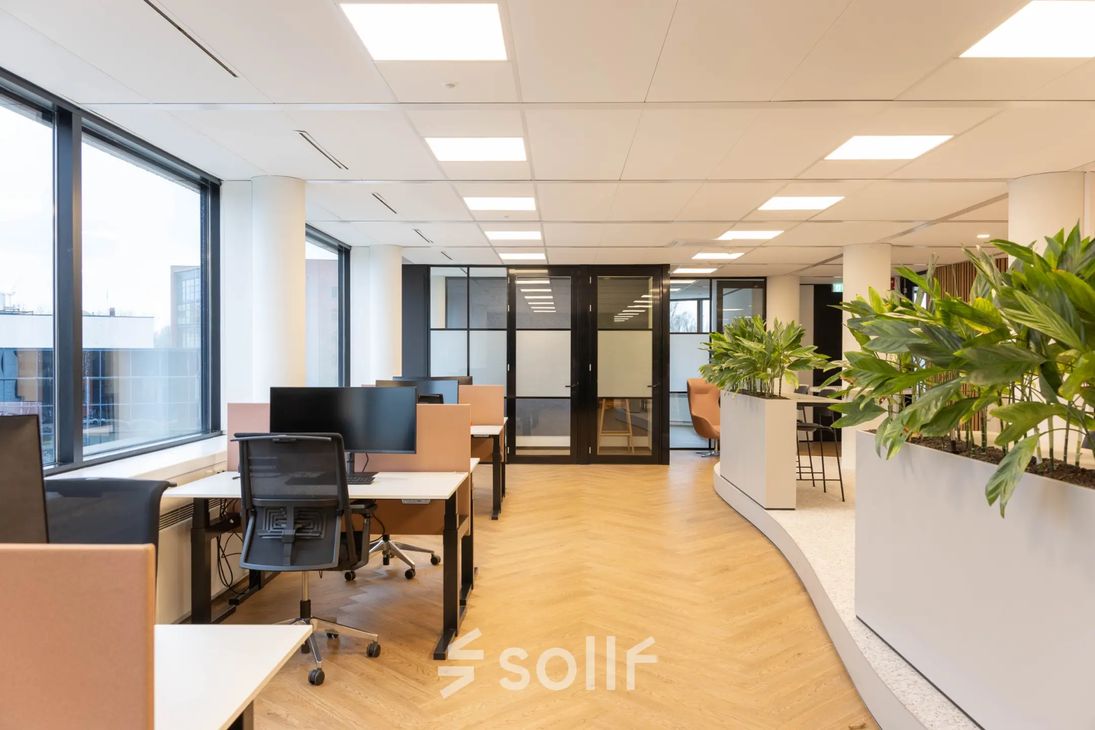 Ruime, moderne kantoorruimte in Den Bosch op Hambakenwetering 1, met werkplekken en veel natuurlijk lichtinval. Ideaal om een kantoor te huren in een licht en groene omgeving.