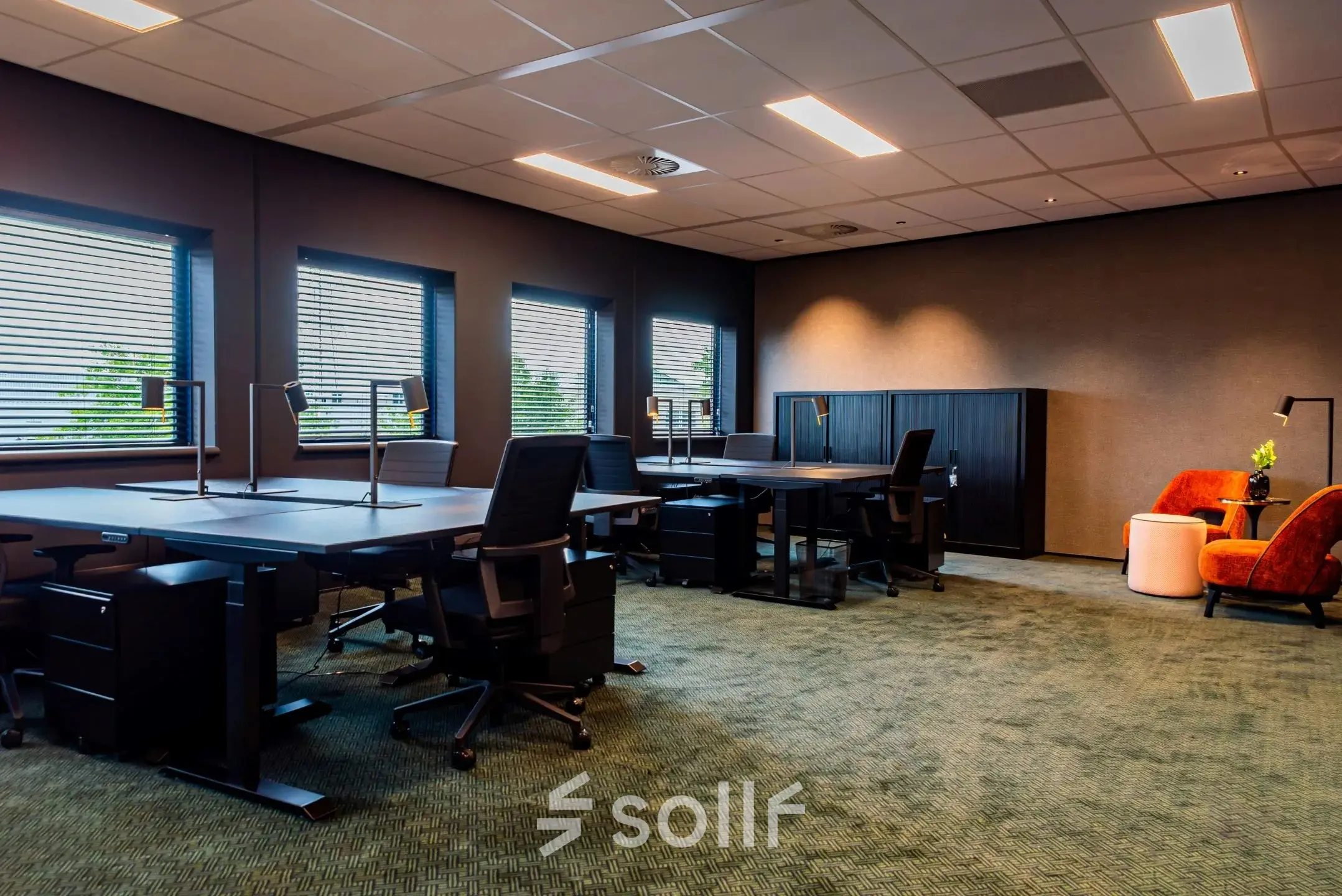 Ruim en modern kantoor op Reitschweg 1 in Den Bosch, voorzien van comfortabele bureaus en stoelen, ideaal voor kantoorruimte huren in een lichte omgeving.