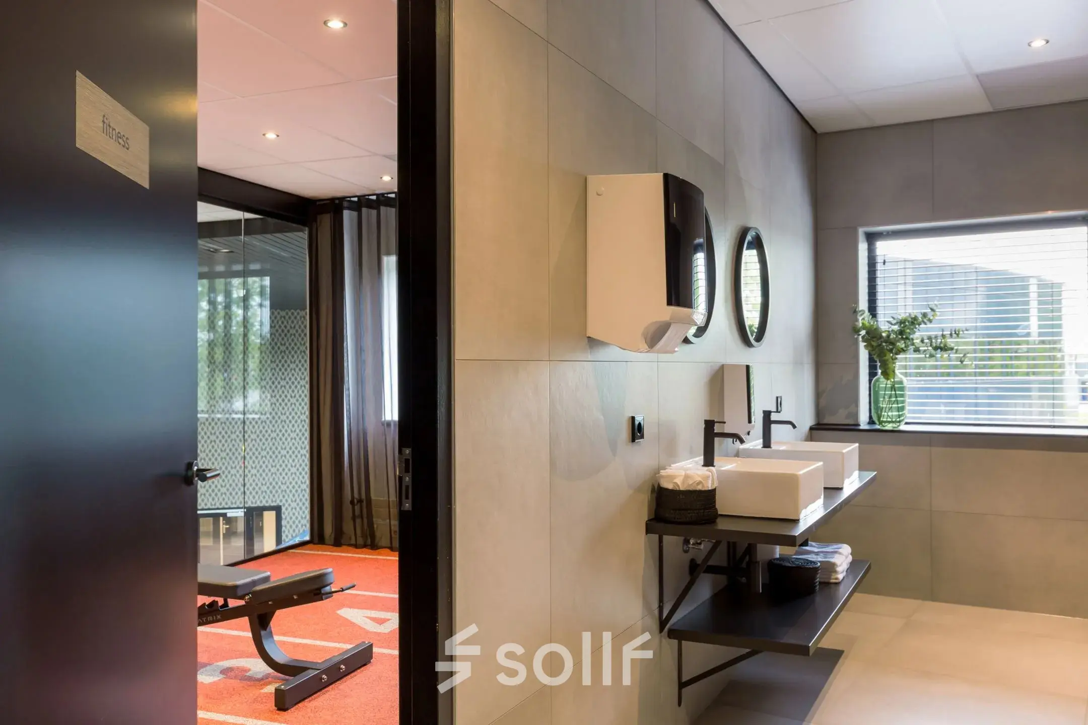 Moderne en goed verlichte kantoorruimte met een sanitair blok en een trainingsruimte. Ideaal voor het kantoorruimte huren op Reitschweg 1, Den Bosch.