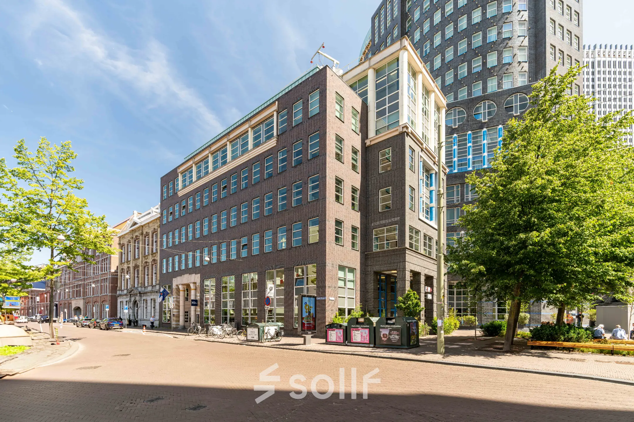 Stijlvol kantoorpand aan Fluwelen Burgwal 58 in Den Haag Centrum, geschikt voor wie kantoorruimte wil huren. Het gebouw heeft een moderne uitstraling met grote ramen en een gunstige locatie.