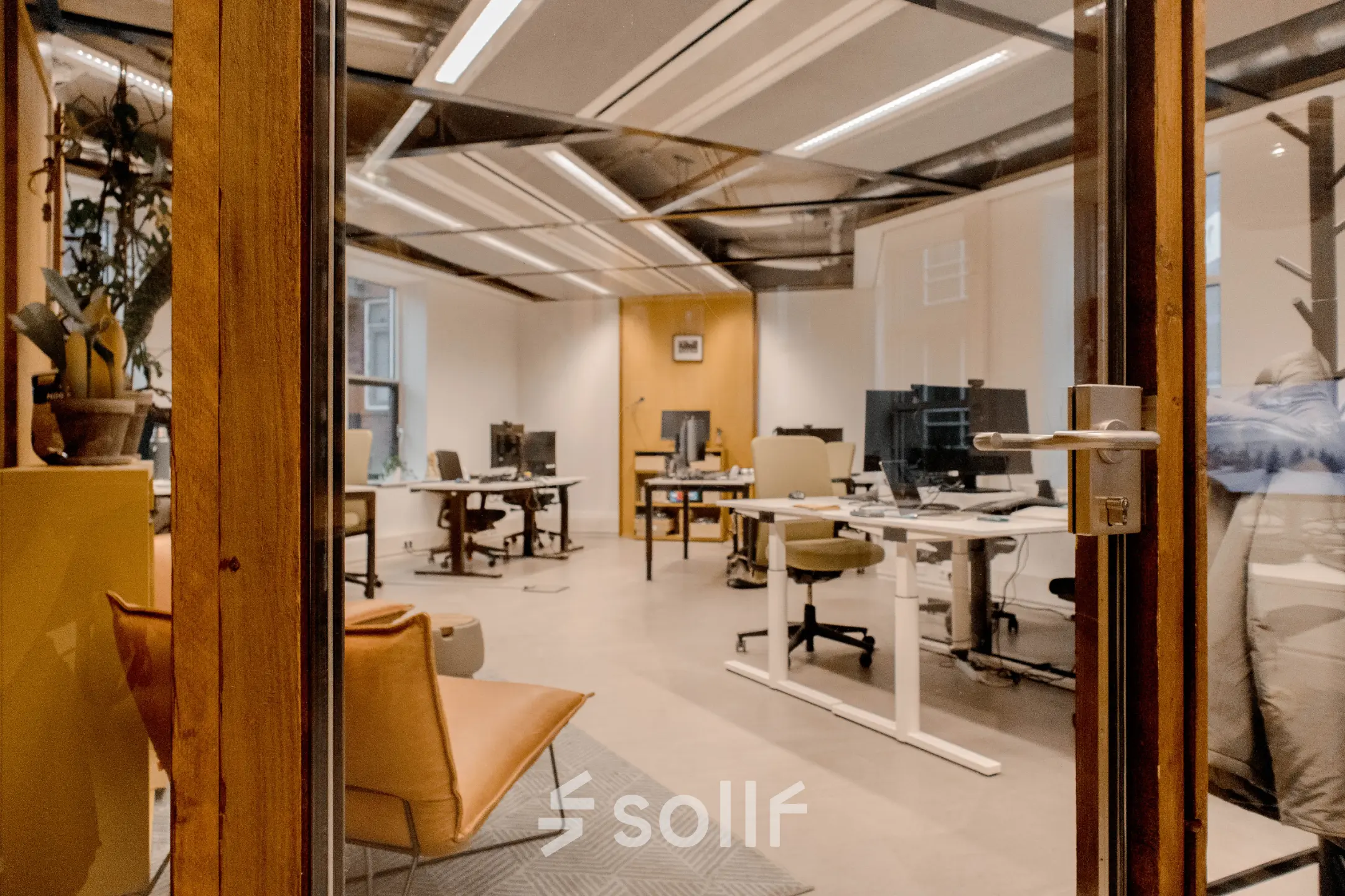 Gezellige kantoorruimte huren op Fluwelen Burgwal 58 in Den Haag Centrum met werkplekken en moderne inrichting. Grote ramen zorgen voor veel daglicht in het kantoorpand.