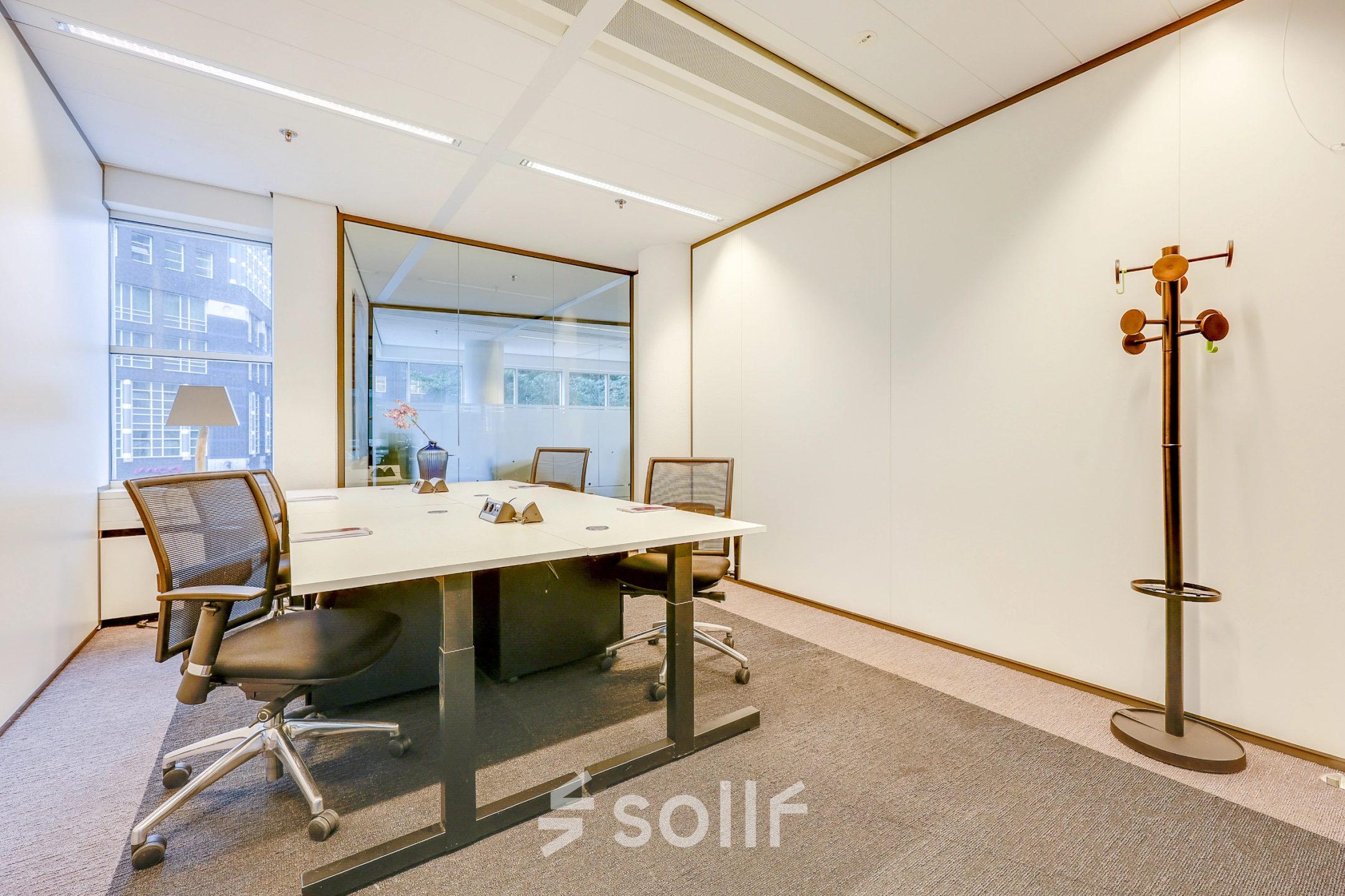 Kantoorruimte te huur in Den Haag Centrum aan de Kalvermarkt 53, voorzien van bureau, stoelen en natuurlijk lichtinval.