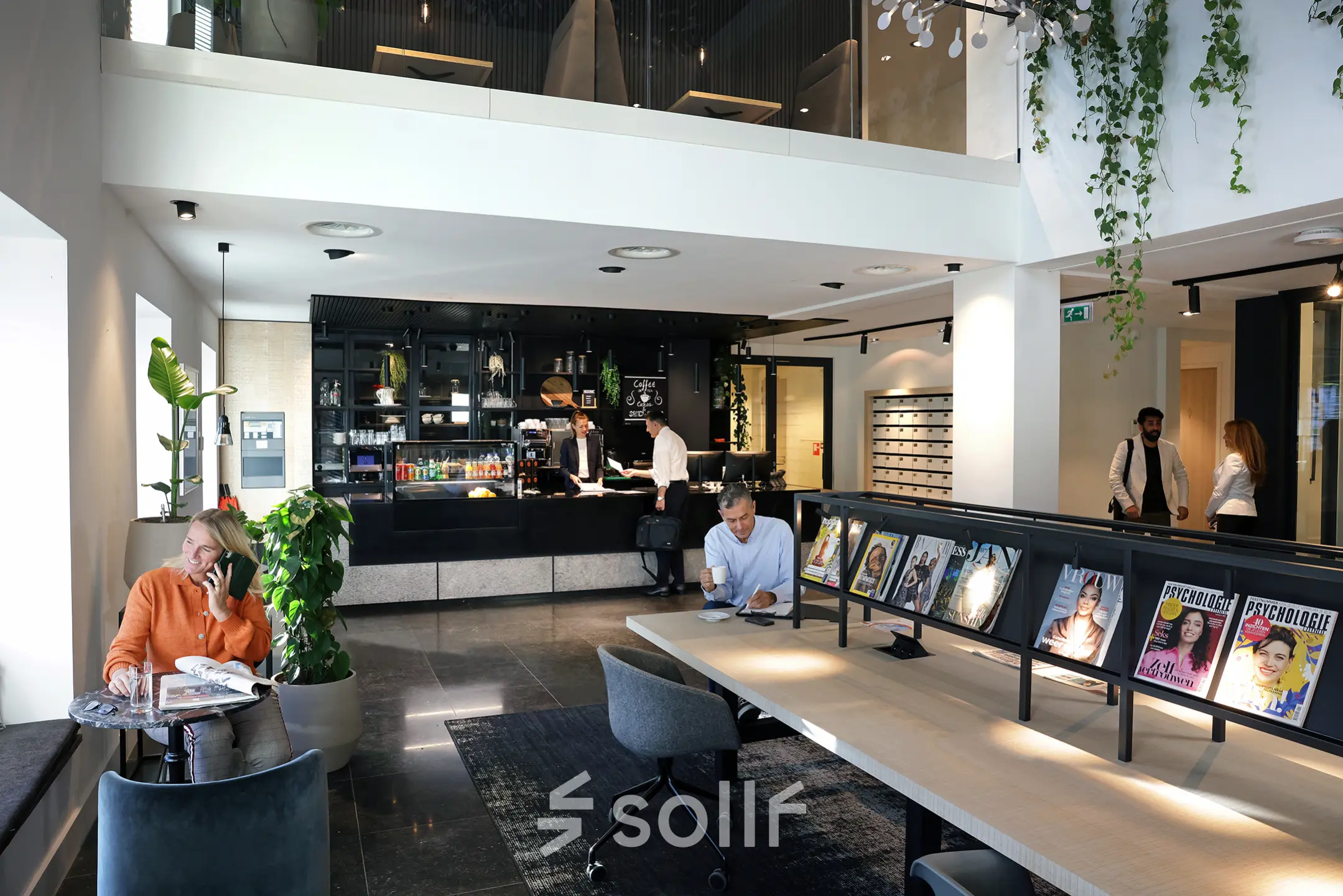 Moderne kantoorruimte op Koninginnegracht 19 in Den Haag Centrum, met een stijlvolle ontvangstruimte. Mensen zitten aan tafels en voeren zakelijke gesprekken, met tijdschriften uitgestald voor extra sfeer.