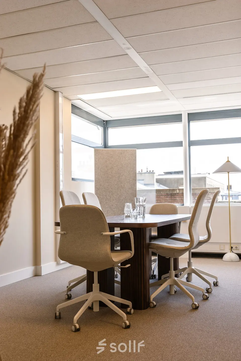 Rustige kantoorruimte met natuurlijk licht aan Zeestraat 100, Den Haag, ideaal om te huren voor zakelijke gesprekken. Voorzien van vergadertafel en stoelen. Perfecte plek voor inspirerende meetings in het kantoorpand.