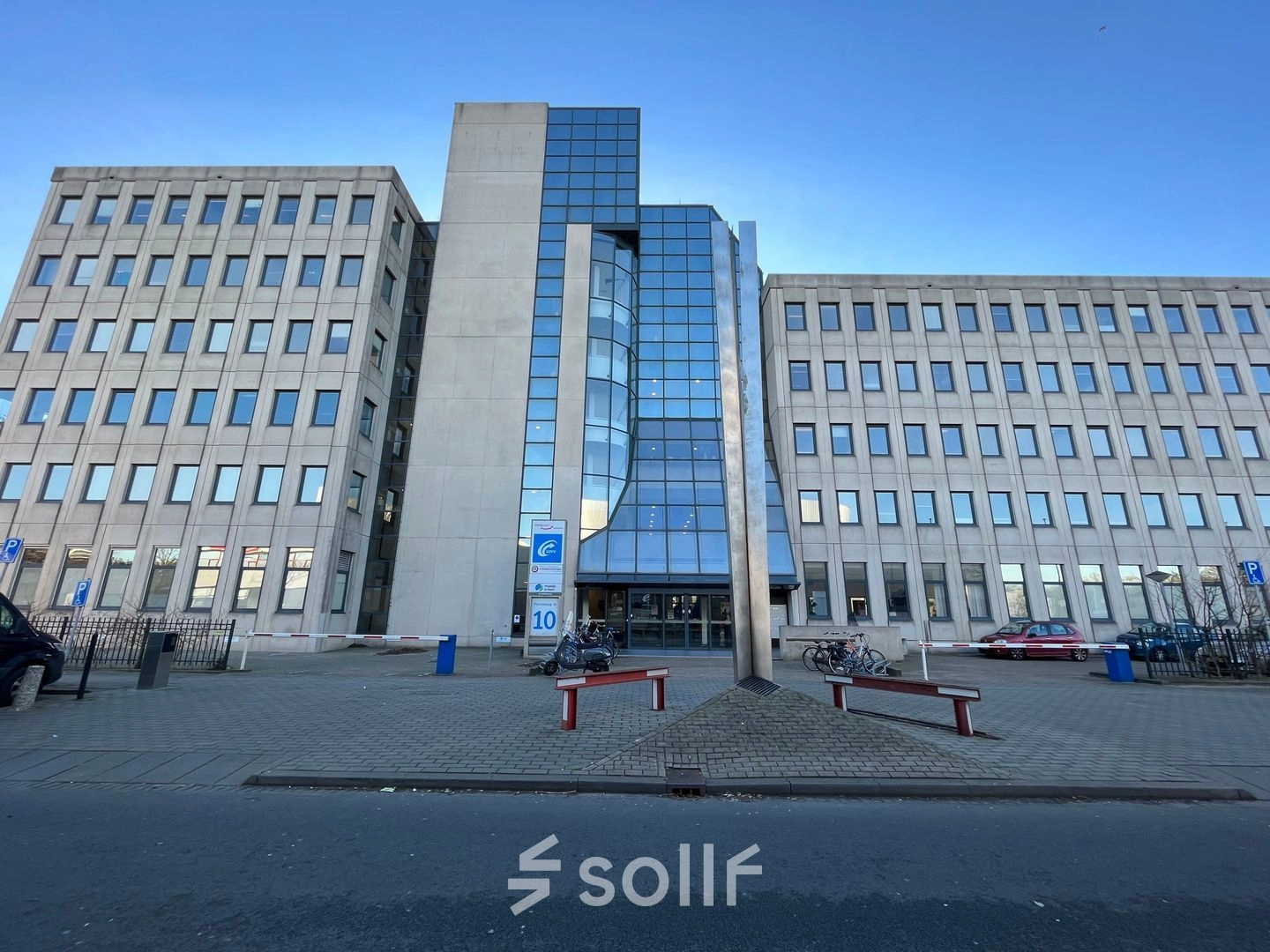 Kantoorpand op Platinaweg 10 in Den Haag Escamp, ideaal voor kantoorruimte huren. Het moderne gebouw heeft een glazen entree en voldoende parkeergelegenheid.