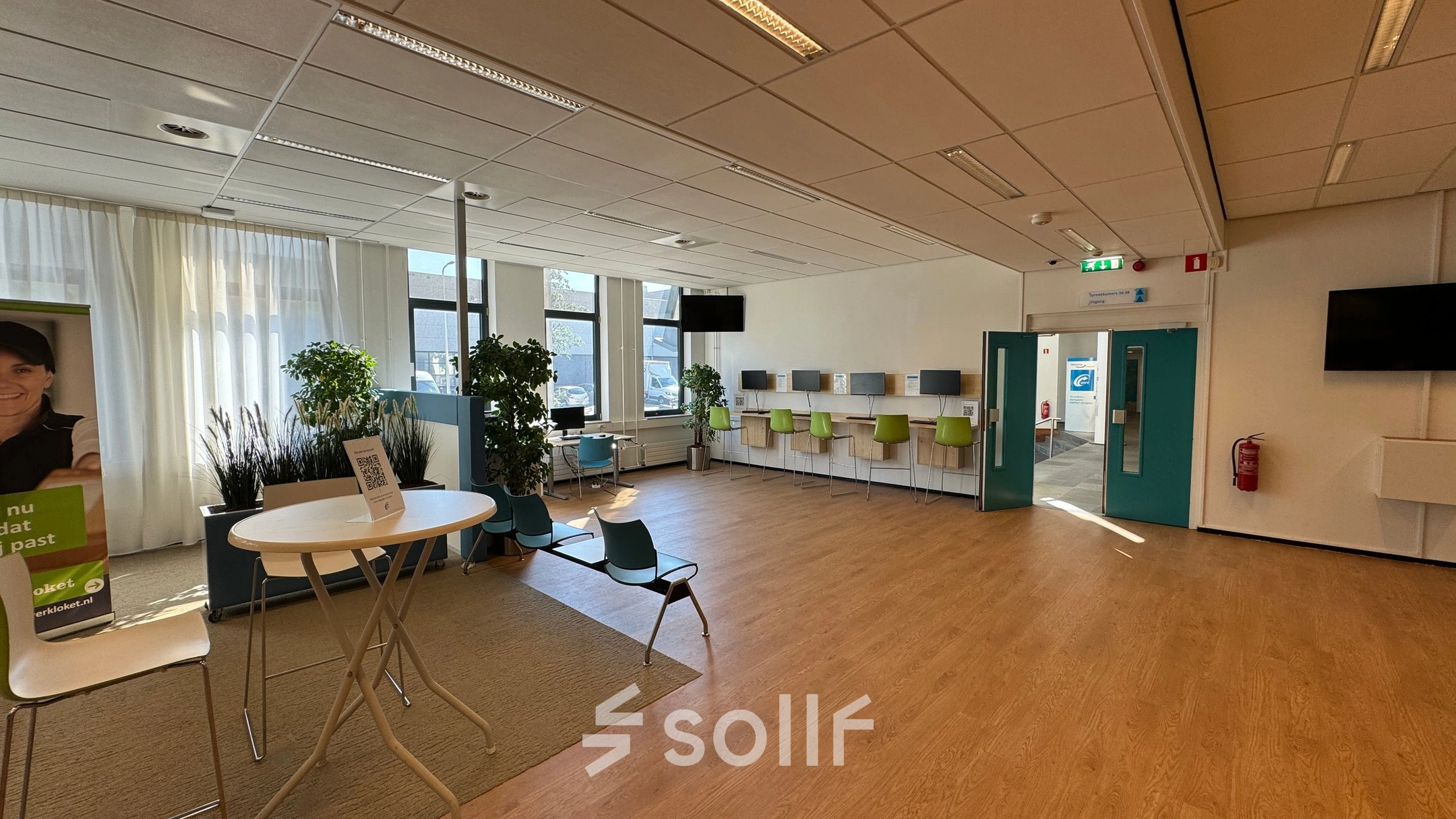 Kantoorruimte huren in Den Haag Escamp aan Platinaweg 10 met moderne uitstraling, veel natuurlijk licht en stijlvolle inrichting, ideaal voor zakelijk gebruik.