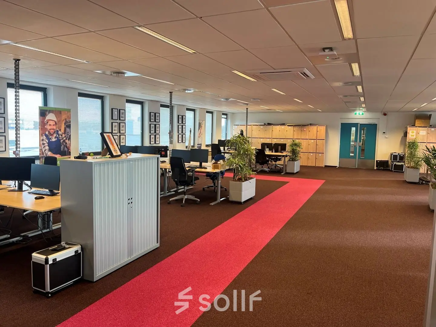 Kantoorpand op Platinaweg 10, Den Haag Escamp met een open vloerplan vol bureaus en kasten. Ruime kantoorruimte huren mogelijk met veel lichtinval en moderne faciliteiten.
