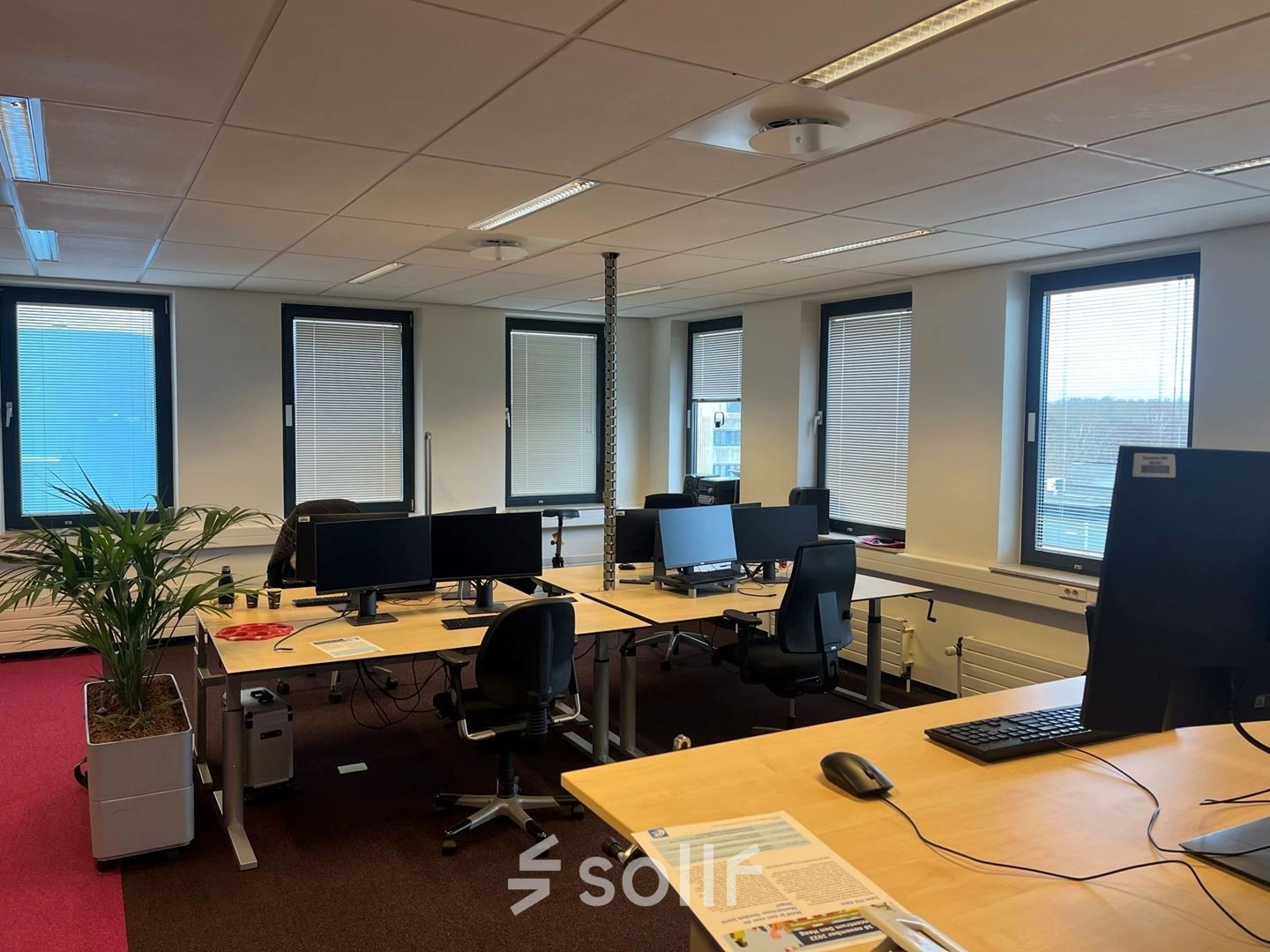 Lichte kantoorruimte op Platinaweg 10, Den Haag Escamp met meerdere bureaus en computers klaar voor gebruik. Geschikt voor bedrijven die kantoorruimte willen huren.