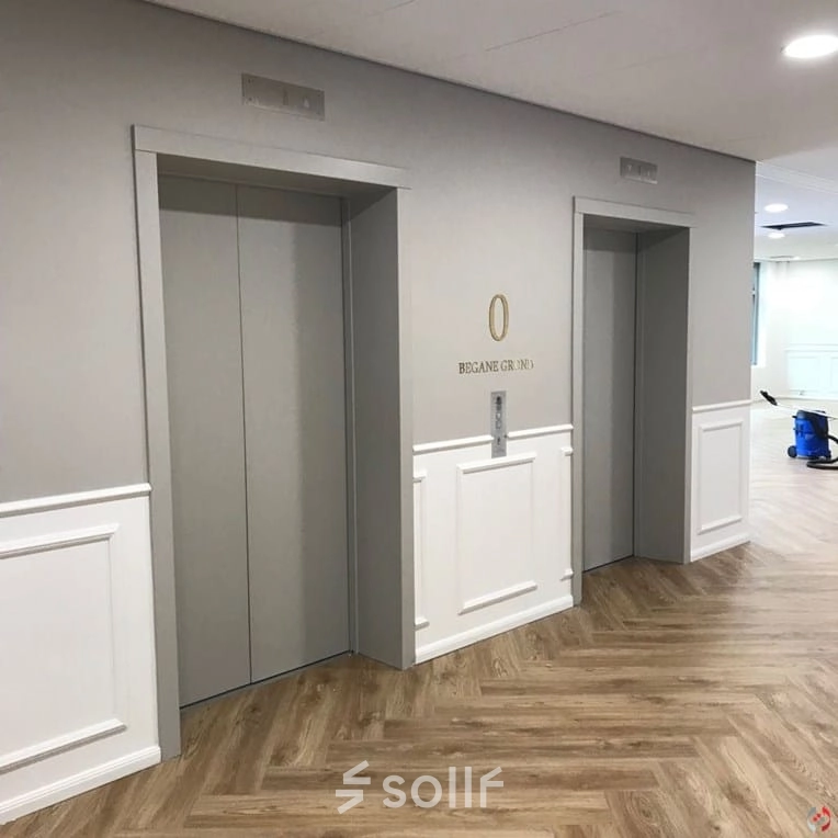 Entree van het kantoorpand aan de Johan de Wittlaan 3-7, Den Haag Statenkwartier, met moderne liften en strak interieur. Geschikt voor kantoorruimte huren.