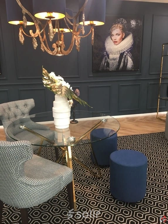 Stijlvolle kantoorruimte huren op Johan de Wittlaan 3-7, Den Haag Statenkwartier, met sierlijke stoelen, glazen tafel en elegante decoratie.