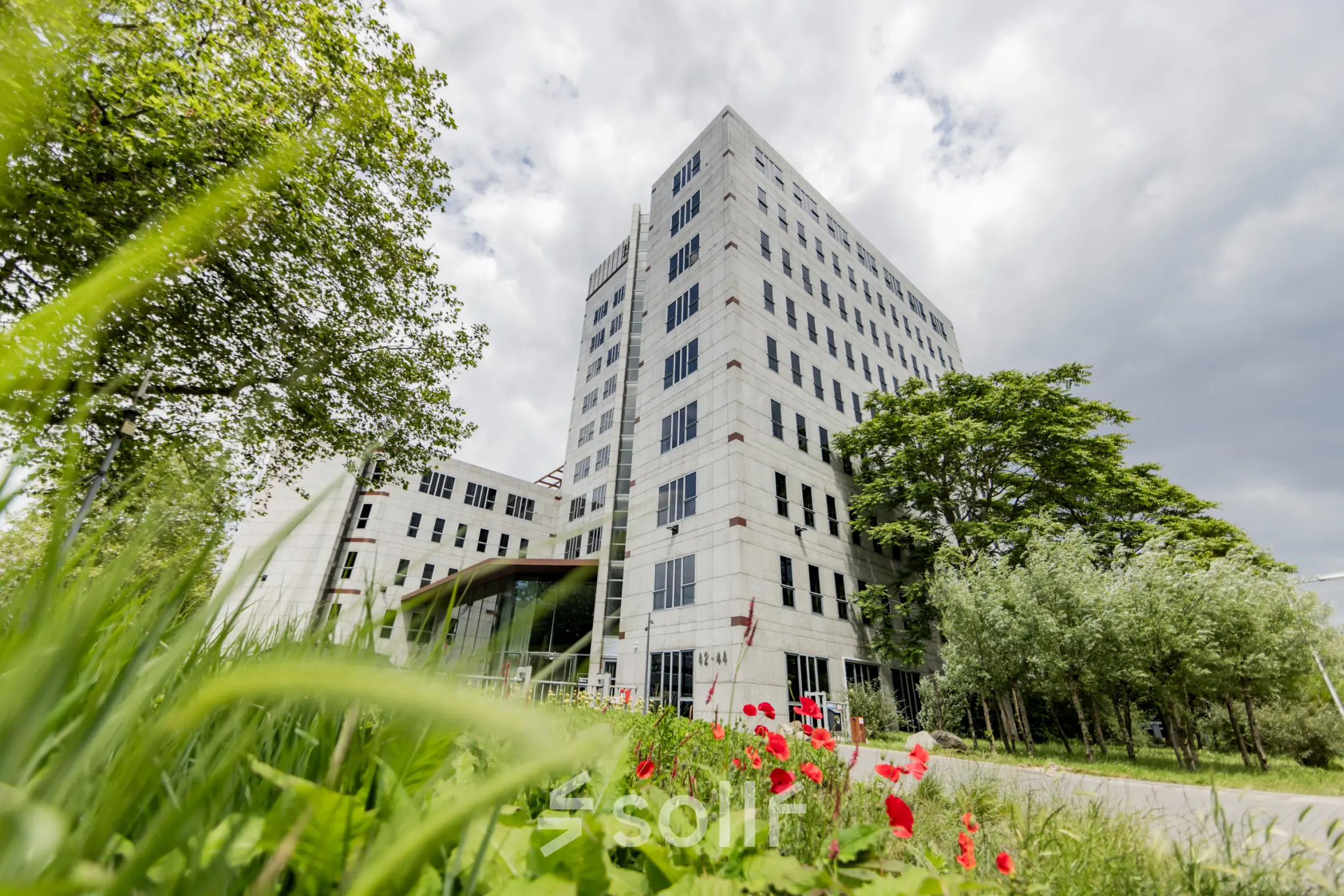 Modern kantoorpand op Diemerhof 42, Diemen, omgeven door groene omgeving. Ideaal voor ondernemers die kantoorruimte willen huren in een inspirerende setting.