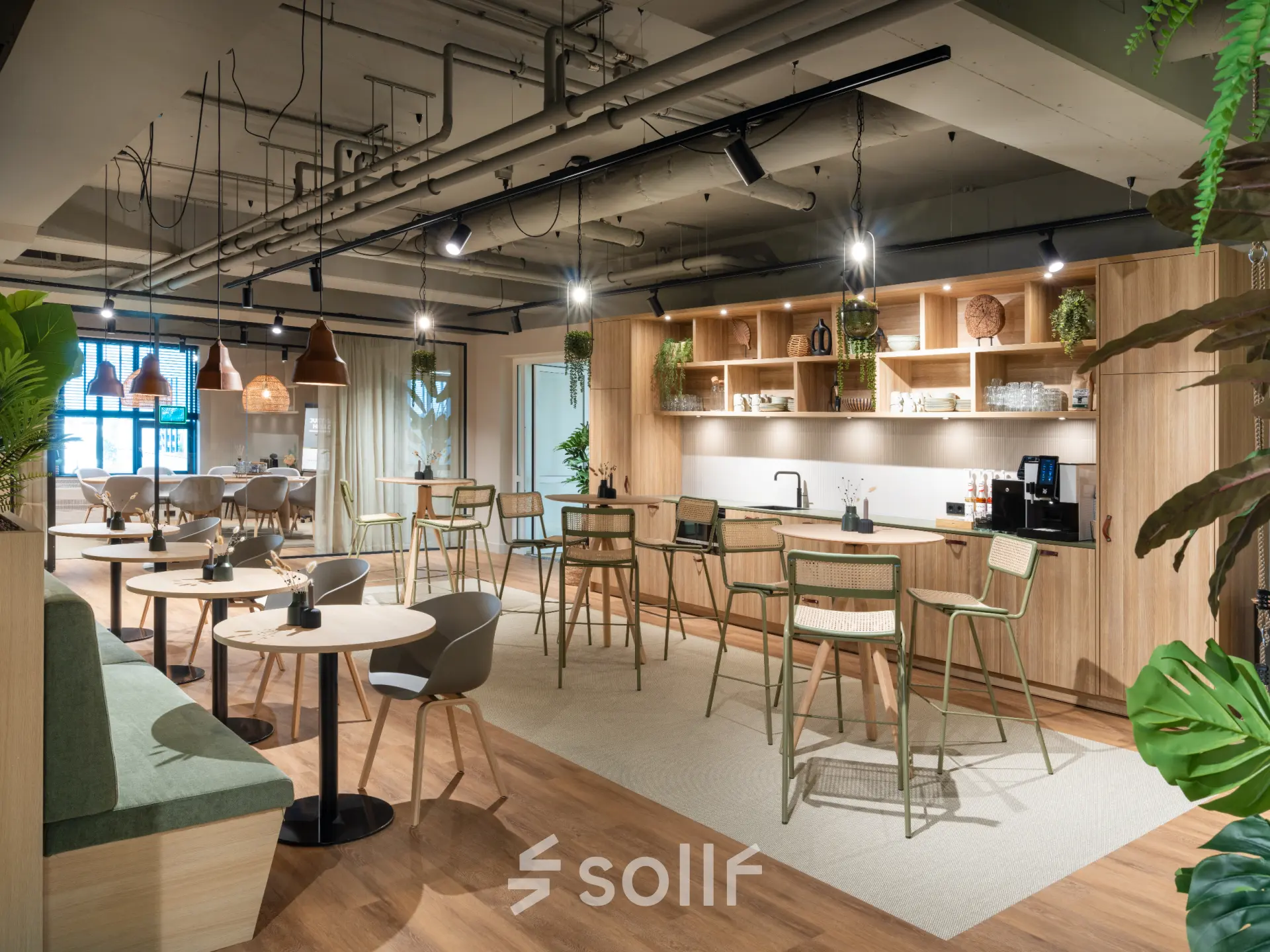 Lichte en stijlvolle kantoorruimte op Diemerhof 42 in Diemen met houten inrichting, moderne meubels en een fris groen accent, ideaal voor vergaderingen en samenwerking. Kantoorruimte huren in Diemen biedt veelzijdige mogelijkheden.