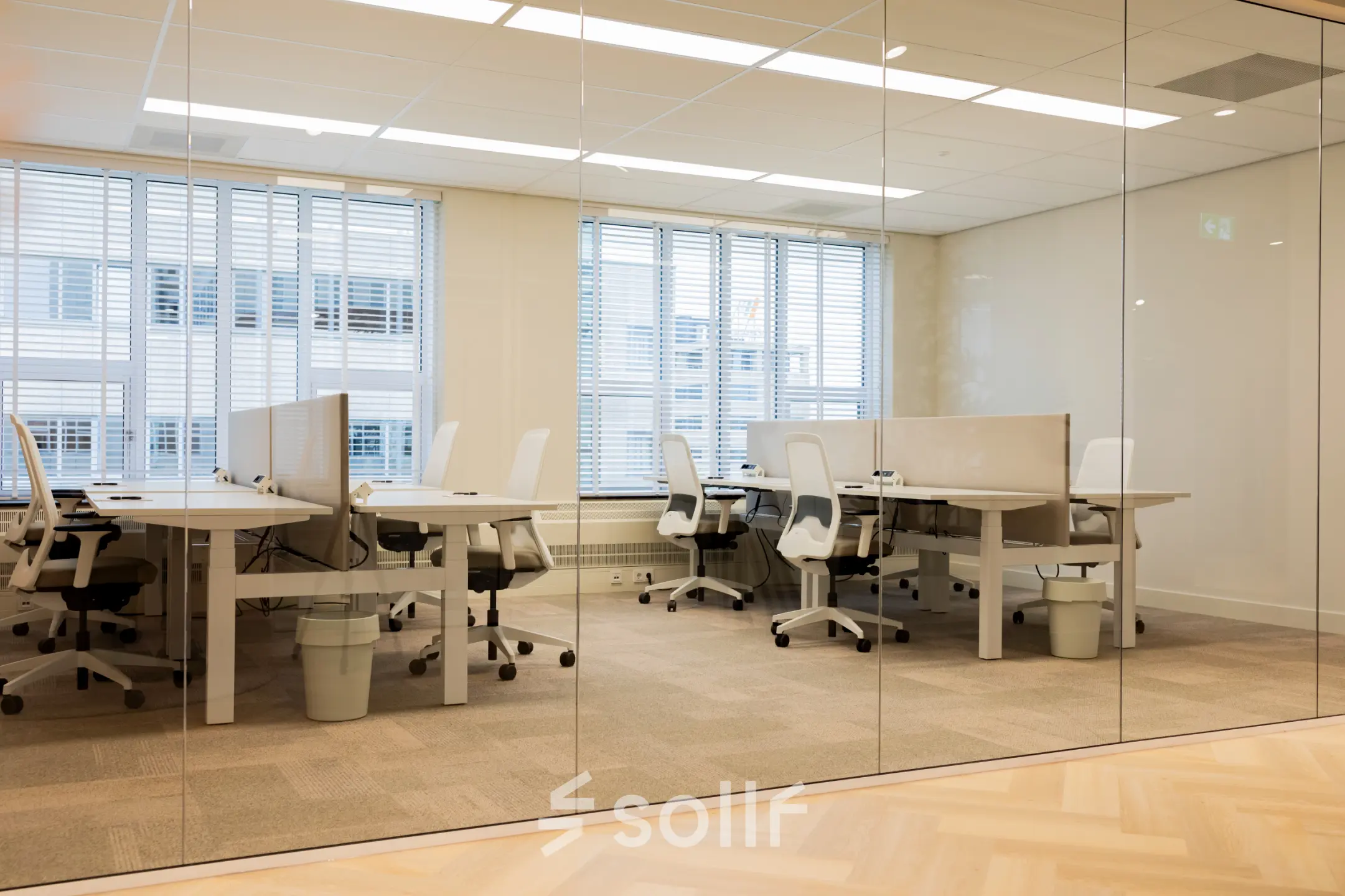 Moderne kantoorruimte te huur op Diemerhof 42, Diemen, met glazen wanden en comfortabele bureaustoelen. De kantoren zijn licht en geschikt voor diverse zakelijke activiteiten.