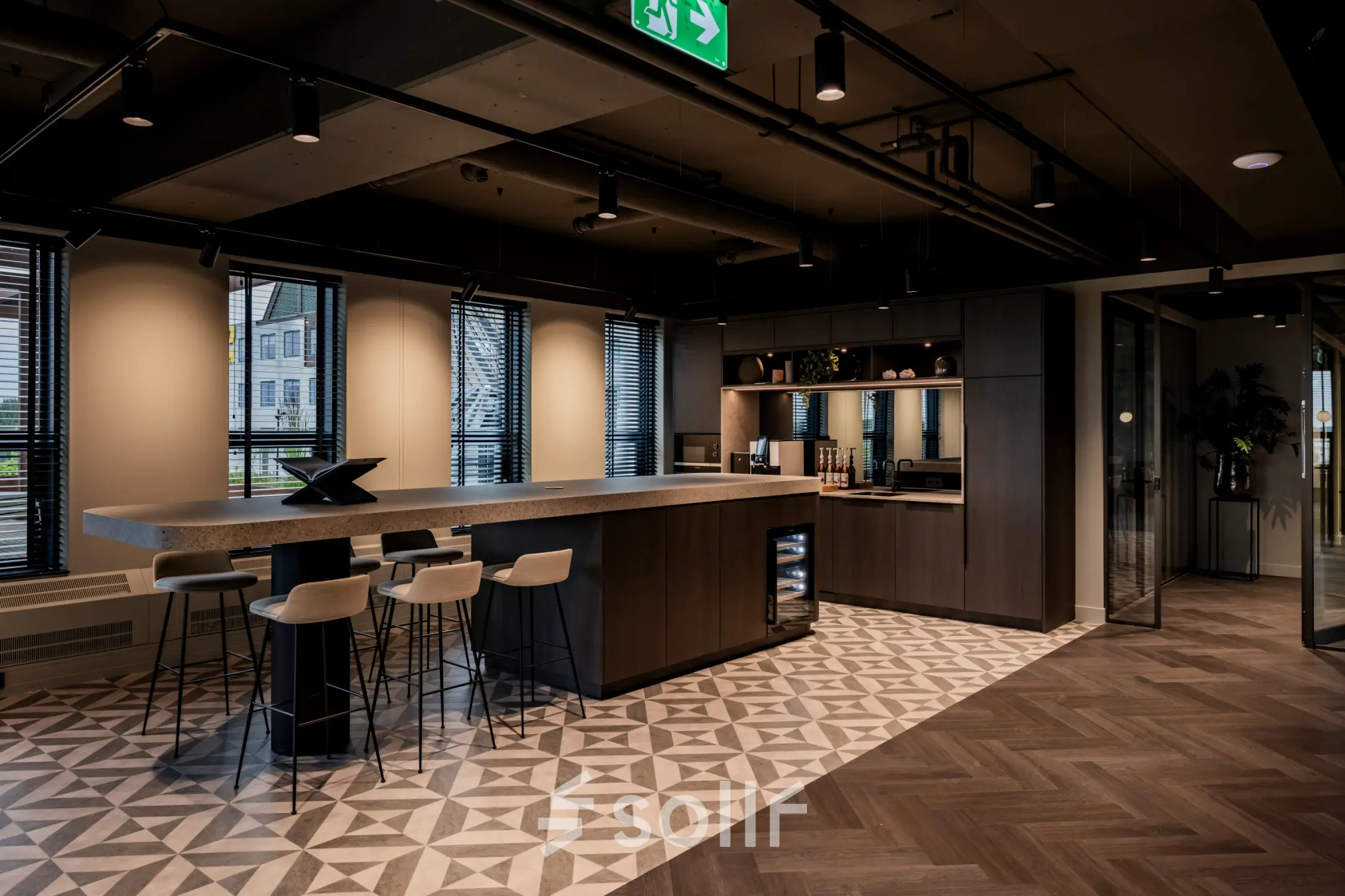 Moderne kantoorruimte huren op Diemerhof 42 in Diemen, met stijlvolle inrichting en ingebouwde pantry, ideaal voor werk of vergaderingen.