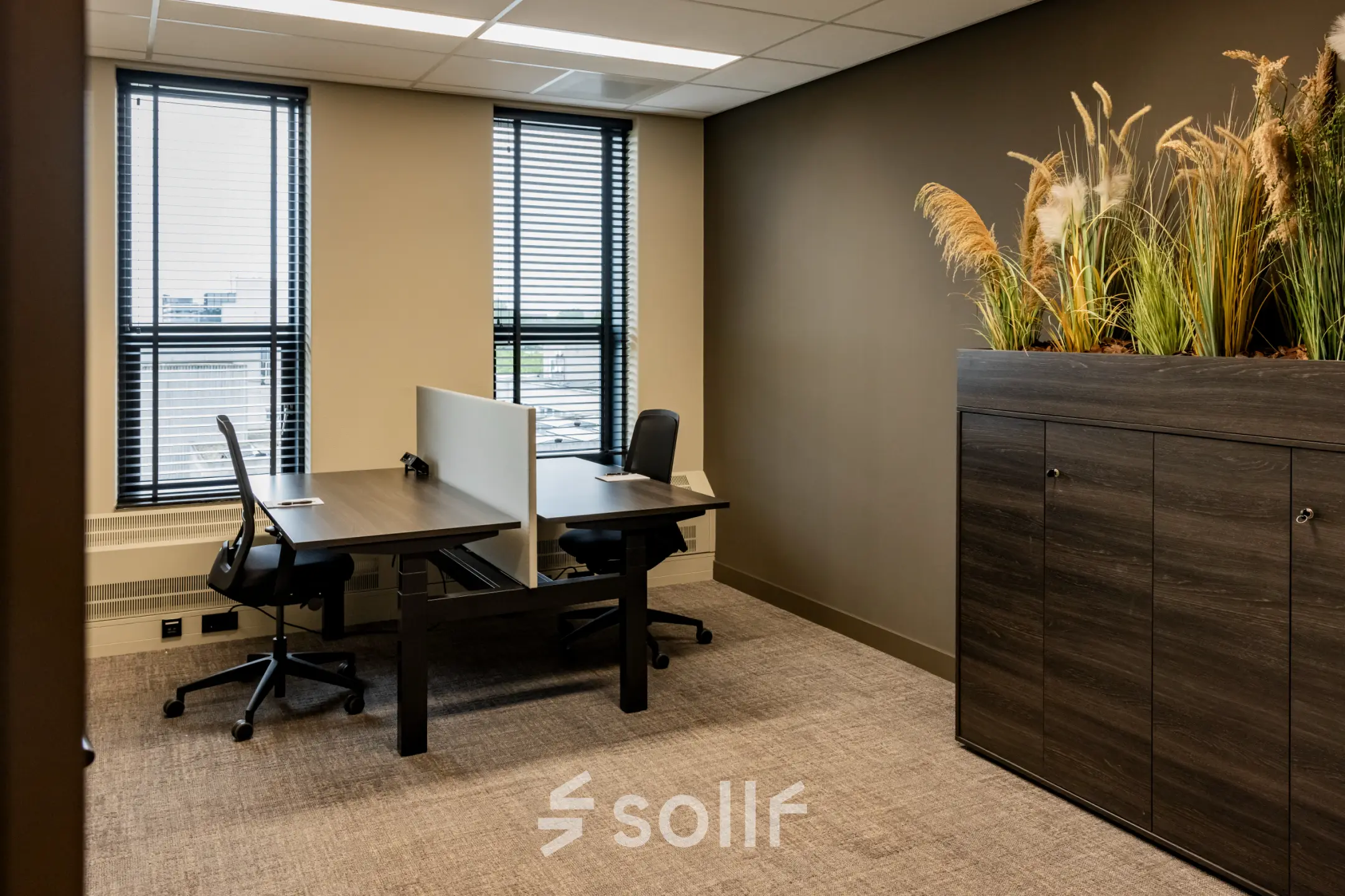 Moderne kantoorruimte huren op Diemerhof 42 in Diemen, gemeubileerd met bureaus en stoelen, afgewerkt met stijlvolle planten als decoratie.