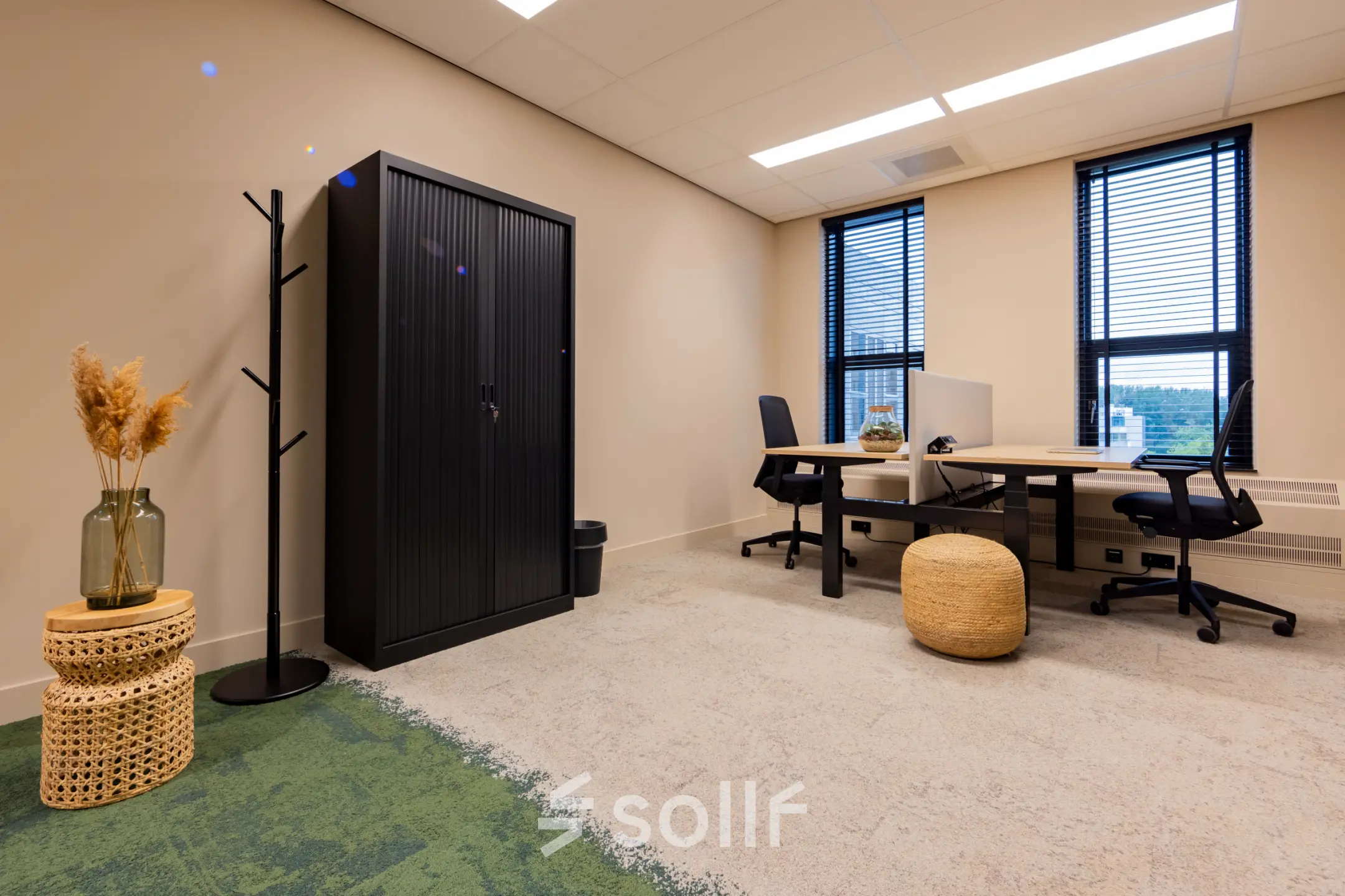 Moderne kantoorruimte huren op Diemerhof 42 in Diemen met twee bureaus, stoelen, een opbergkast en accessoires voor een functionele werkplek.