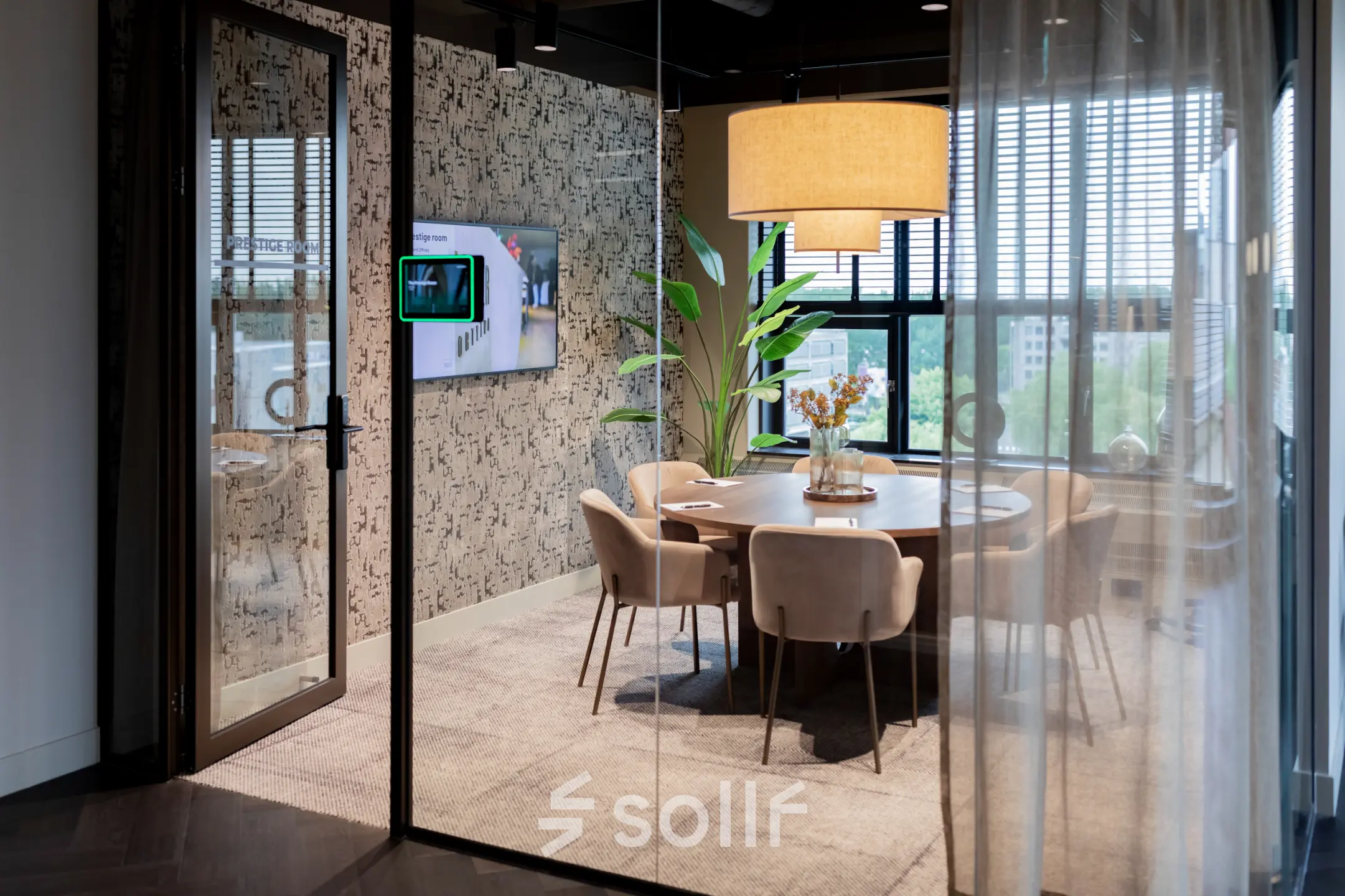 Stijlvolle vergaderruimte in een kantoorpand op Diemerhof 42, Diemen, met een ronde tafel en comfortabele stoelen, geschikt voor kantoorruimte huren.