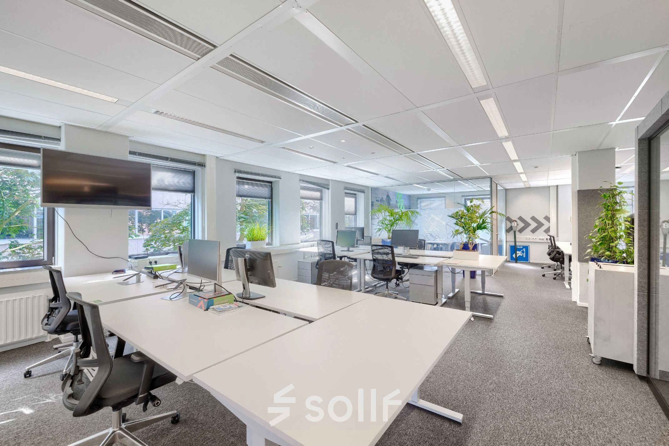 Moderne kantoorruimte huren in Diemen, gelegen op Wisselwerking 40-48, met ruime bureaus, ergonomische stoelen en veel natuurlijk licht voor een productieve werkomgeving.