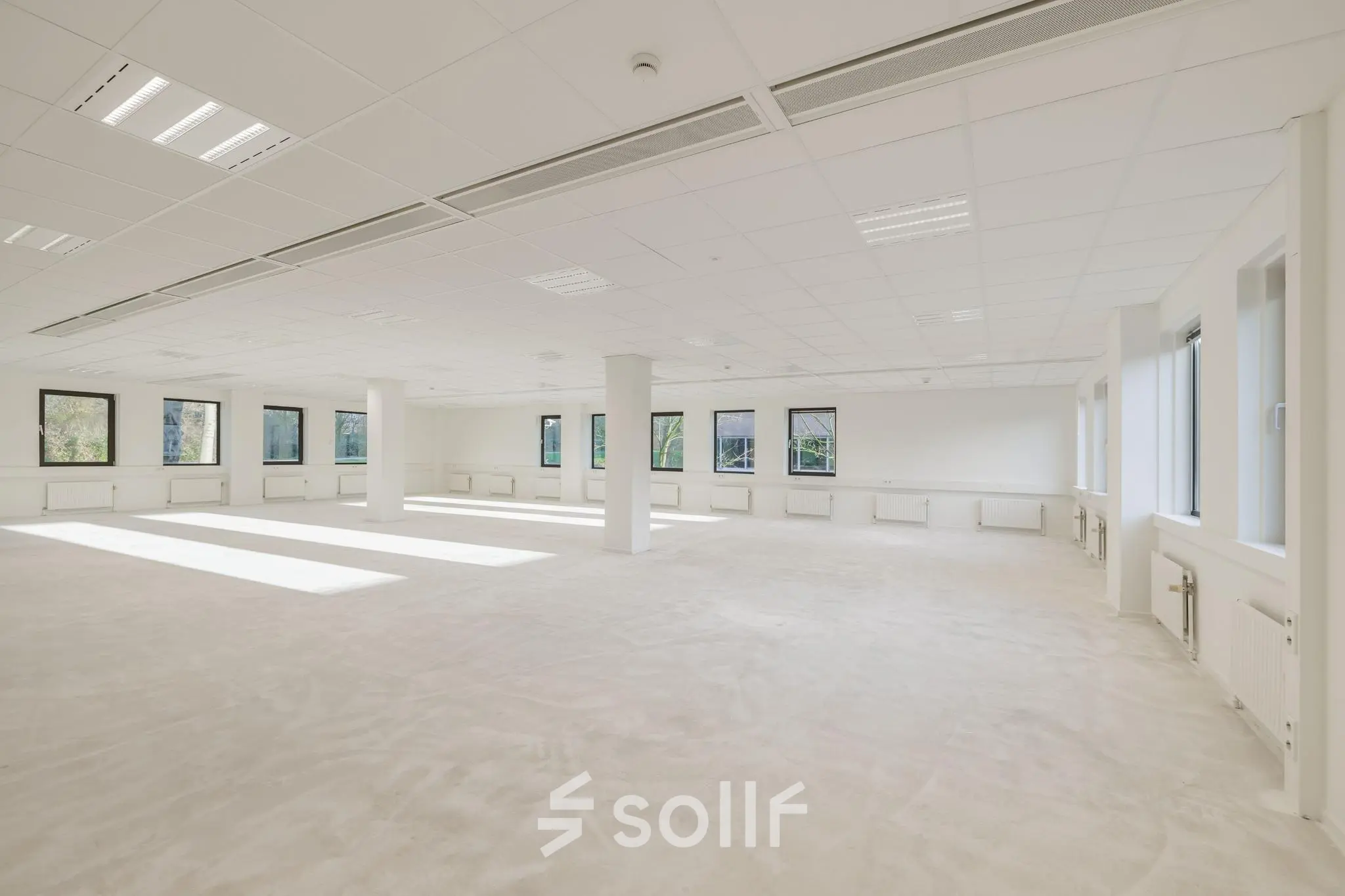 Ruime, lichte kantoorruimte op Wisselwerking 40-48 in Diemen, geschikt voor huur. De open indeling biedt veel mogelijkheden voor verschillende kantooropstellingen en werkplekken.
