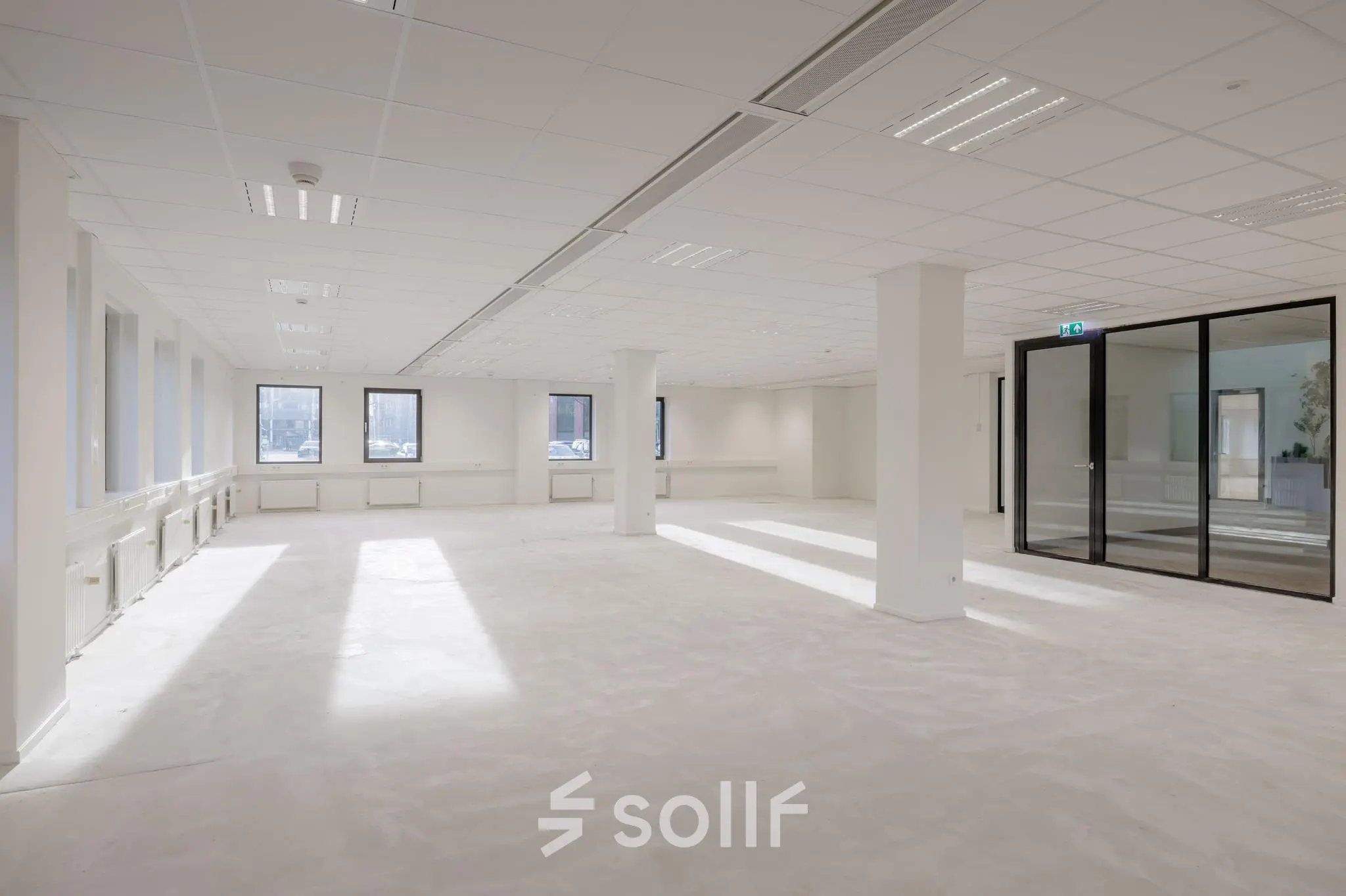 Ruime en lichte kantoorruimte voor huur op Wisselwerking 40-48 in Diemen met veel ramen en moderne glazen deuren.
