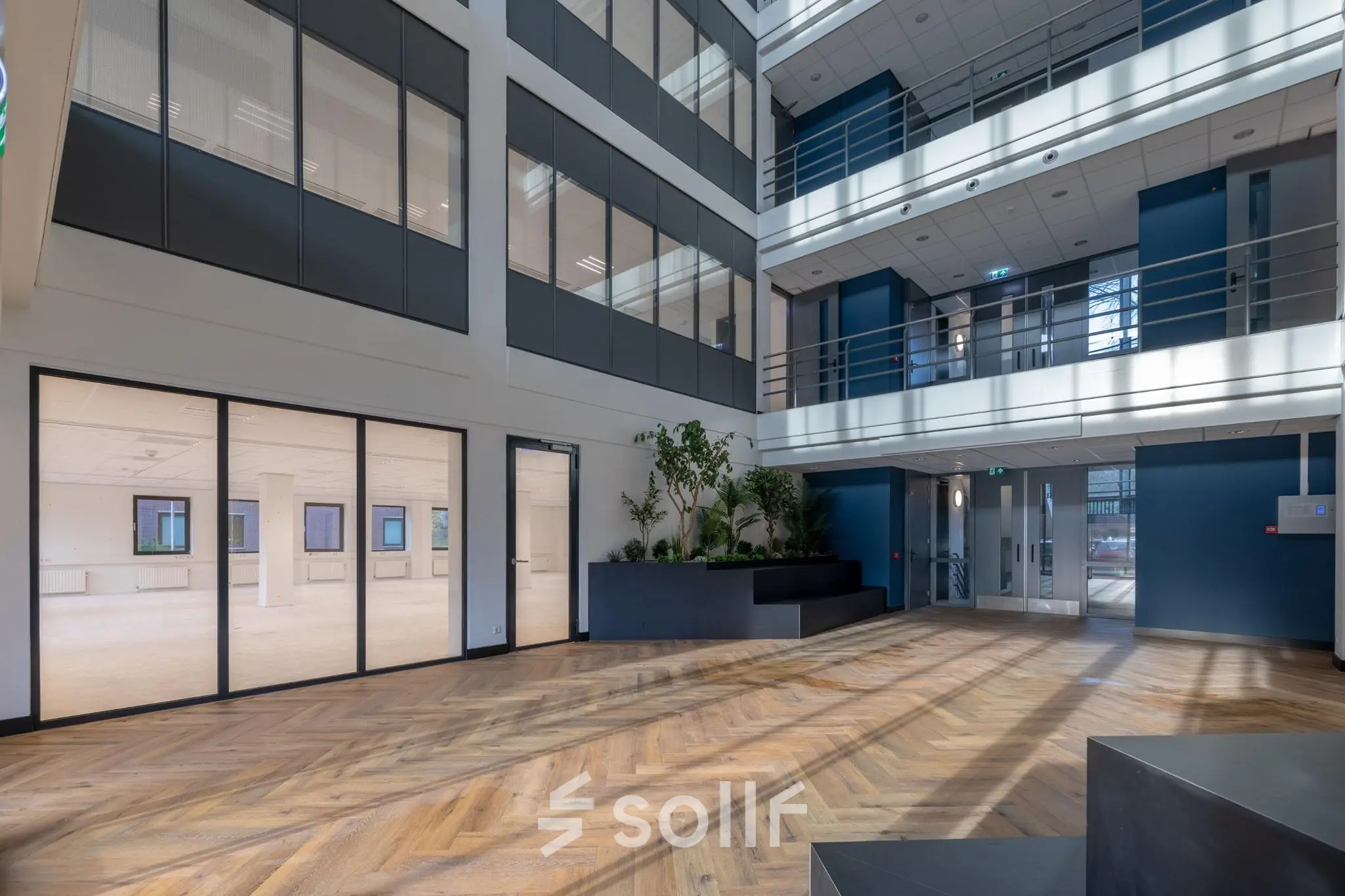 Open entree van het kantoorpand op Wisselwerking 40-48 in Diemen, met houten vloer en veel natuurlijk licht. Ideale ruimte voor kantoorruimte huren.