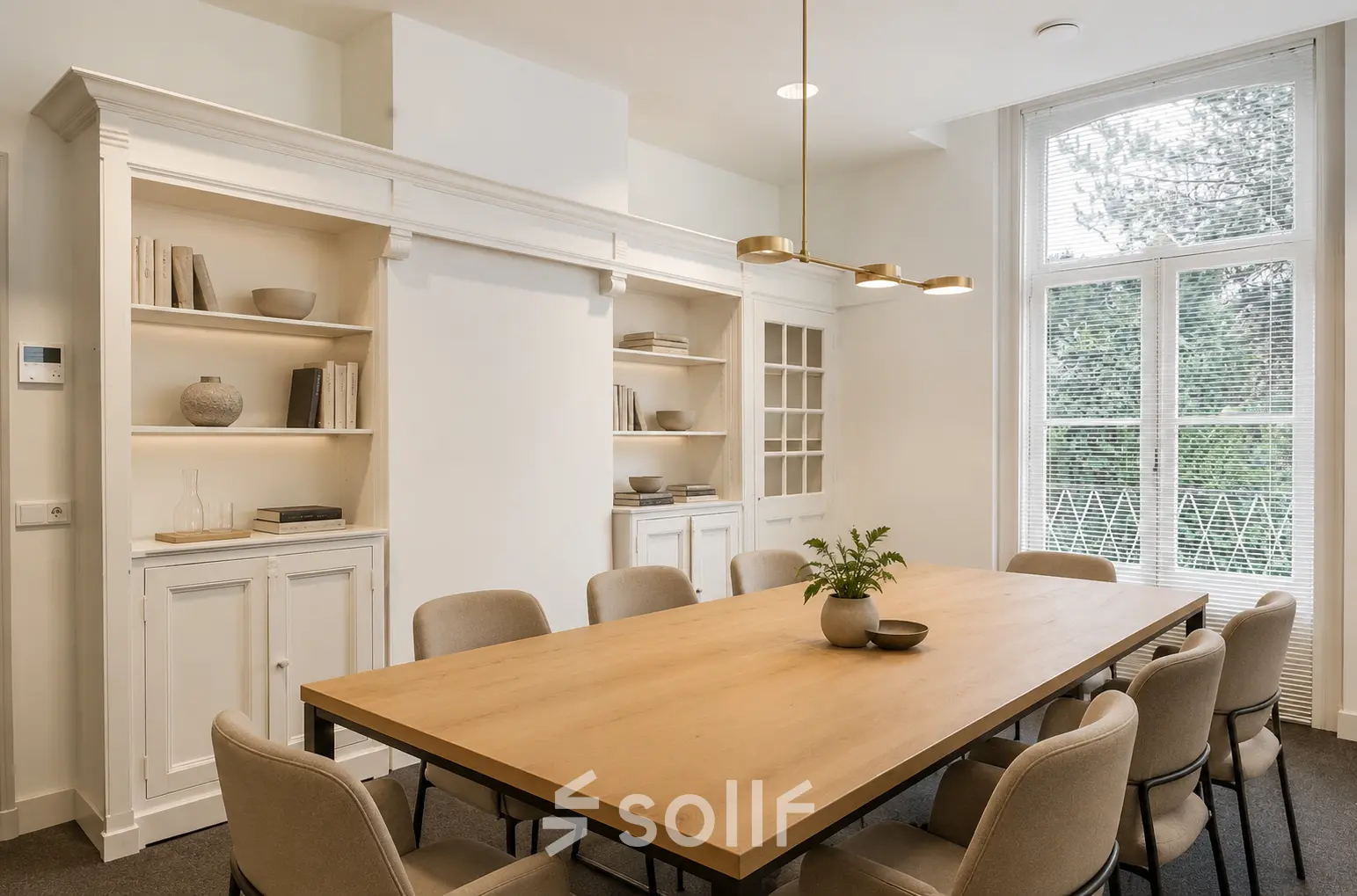 Stijlvolle vergaderruimte met houten tafel, comfortabele stoelen en ingebouwde kasten in kantoorpand Dorpsstraat 77, Doorn.