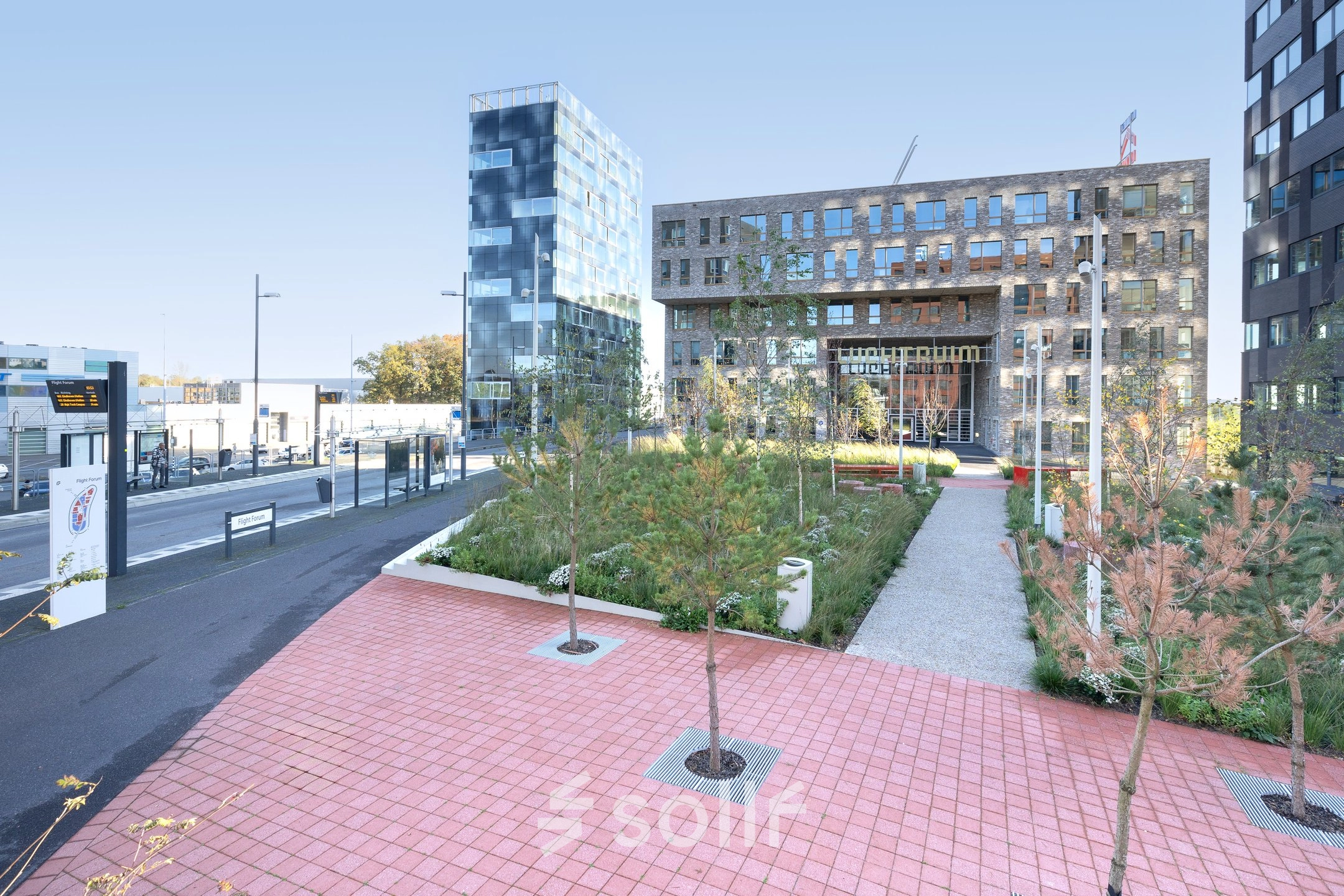 Exterieur van kantoorpand aan Flight Forum 120-159, Eindhoven Airport, geschikt voor kantoorruimte huren, omgeven door groen en nabij de ingang.
