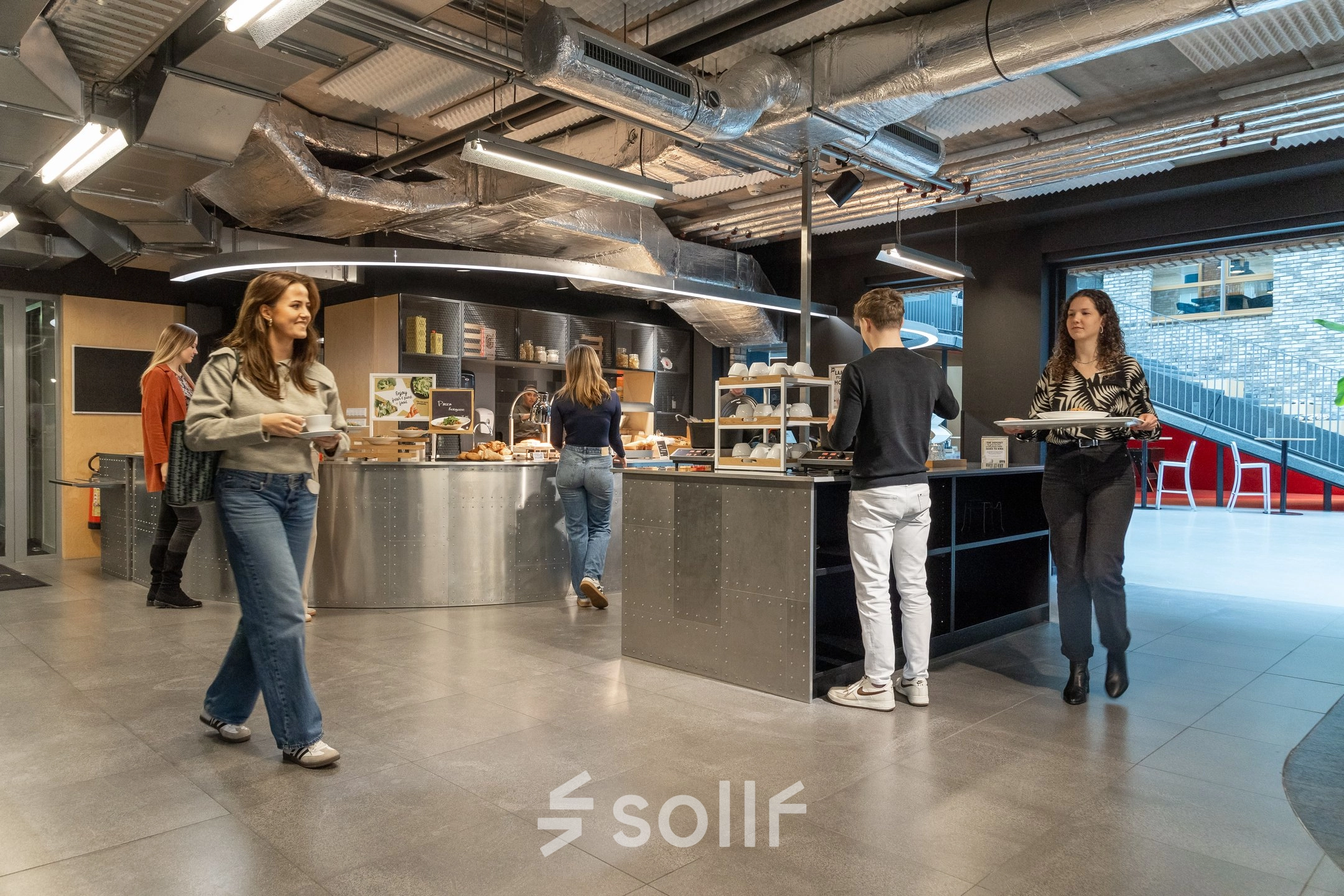 Kantoorruimte op Flight Forum 120-159 in Eindhoven met moderne pantry en mensen bezig met koffie en snacks.