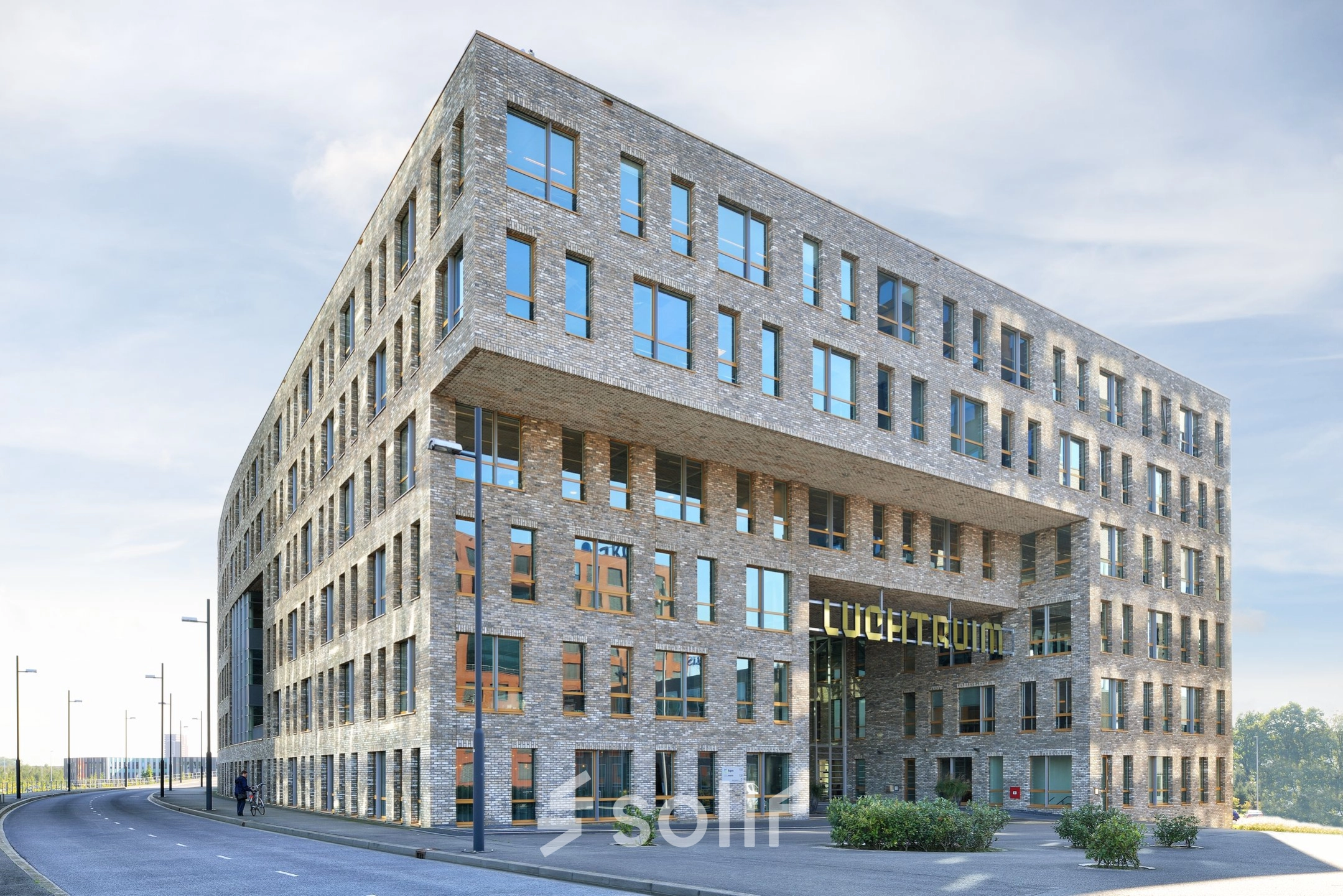 Modern kantoorpand op Flight Forum 120-159, Eindhoven Airport. Het exterieur toont een strak design met ruime ramen, ideaal voor bedrijven die kantoorruimte willen huren in een dynamische omgeving.