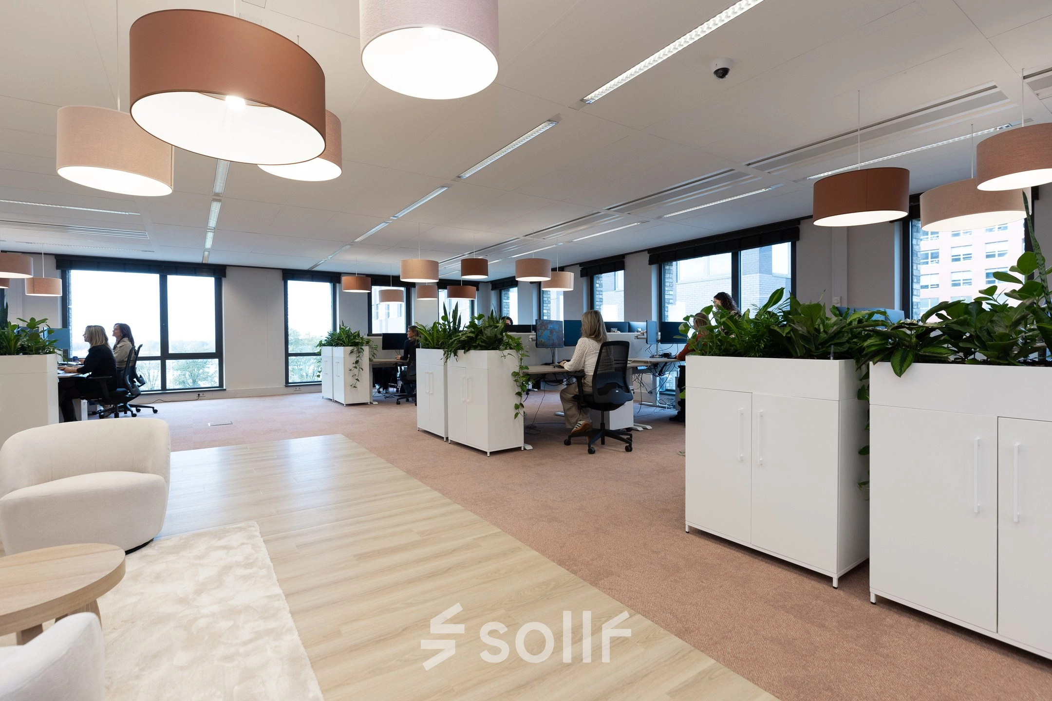 Moderne kantoorruimte op Flight Forum 120-159, Eindhoven Airport met bureaus, kantoormeubilair en planten. Zakelijke professionals werken aan computers binnen deze lichte, productieve omgeving. Kantoorruimte huren in een inspirerende atmosfeer.
