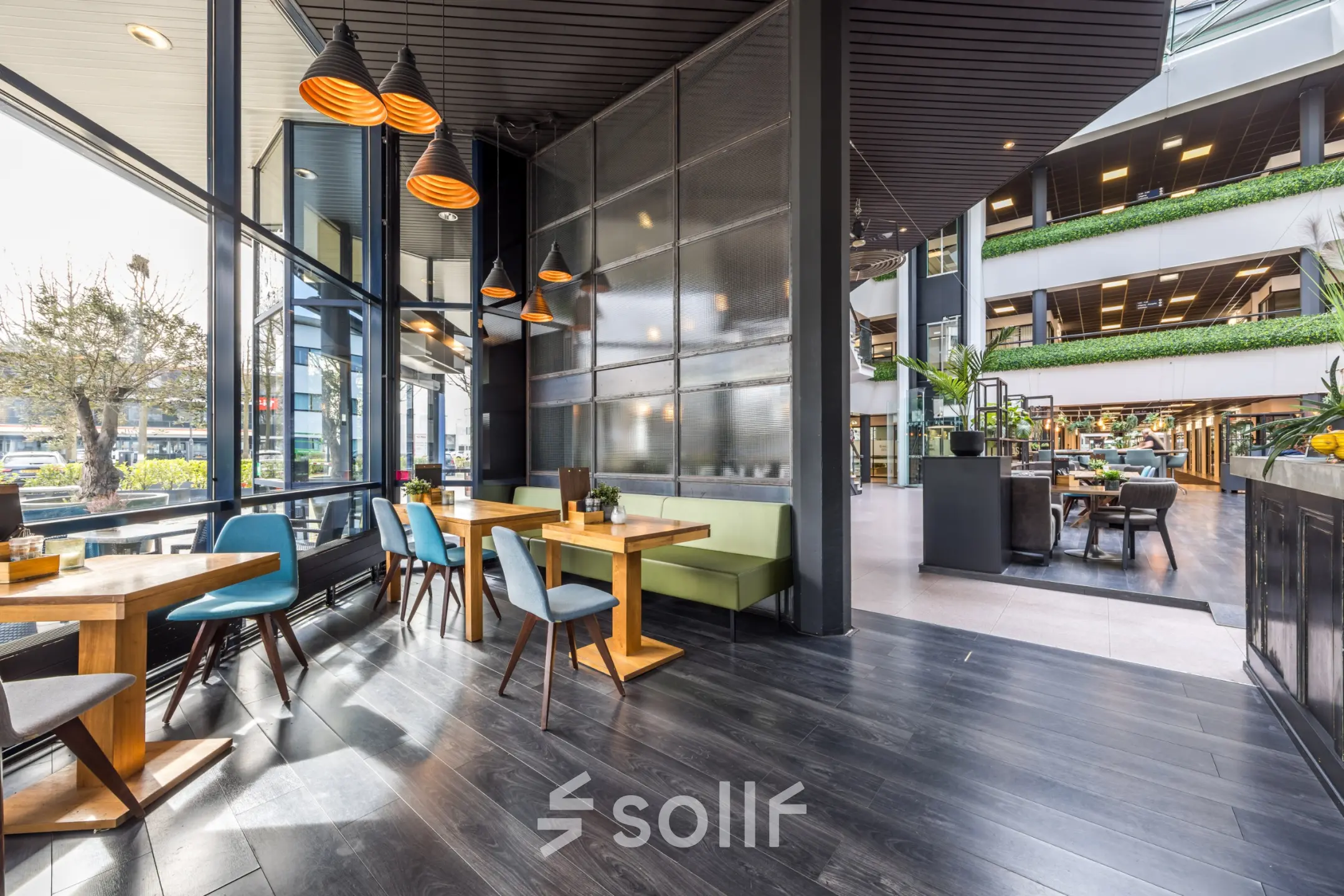 Kantoorruimte met moderne tafels en stoelen bij Luchthavenweg 81, Eindhoven Airport, met grote ramen en veel lichtinval.