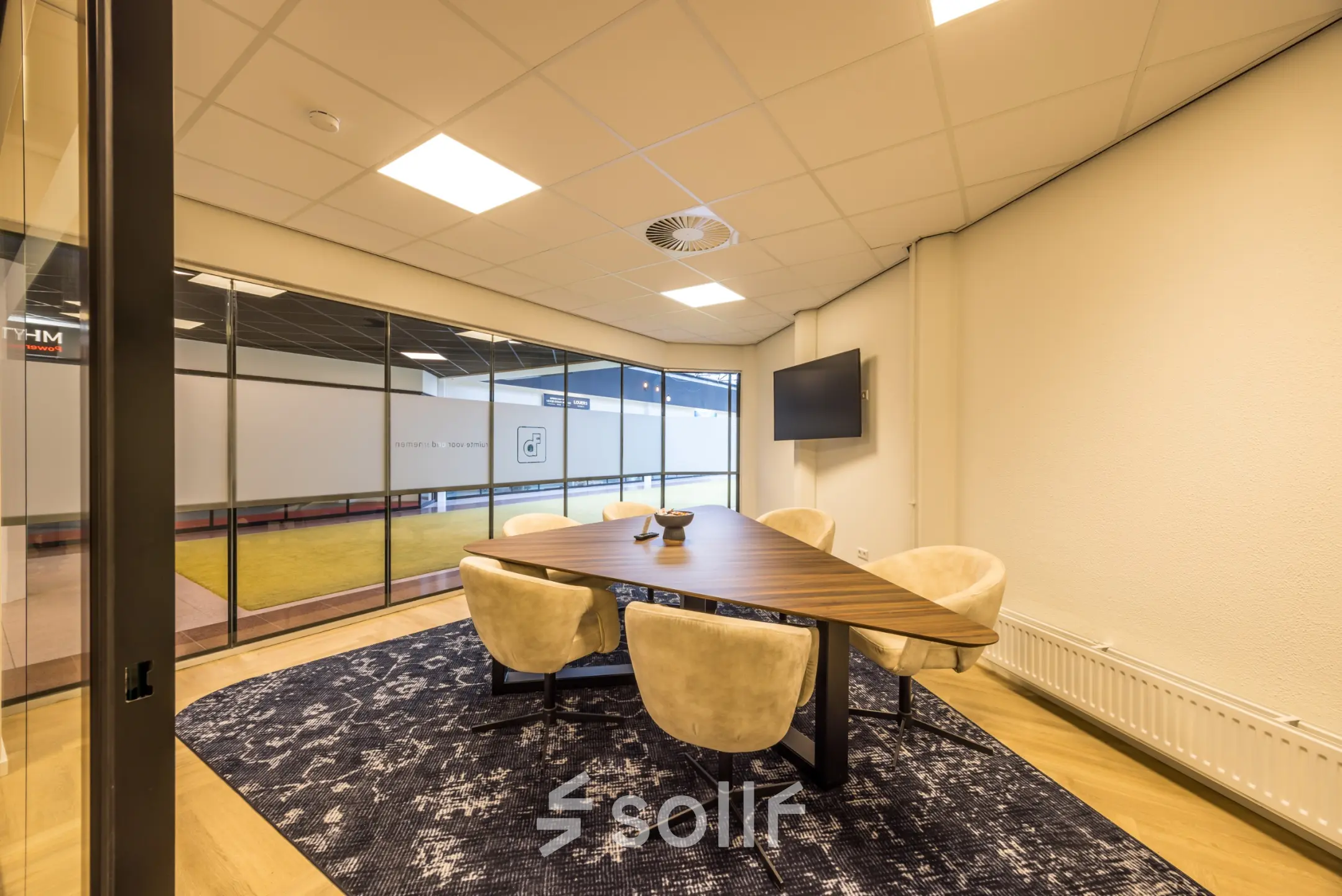 Stijlvolle kantoorruimte huren aan Luchthavenweg 81, Eindhoven Airport. Moderne vergadertafel met comfortabele stoelen in een lichte omgeving. Perfect voor zakelijke gesprekken en vergaderingen.