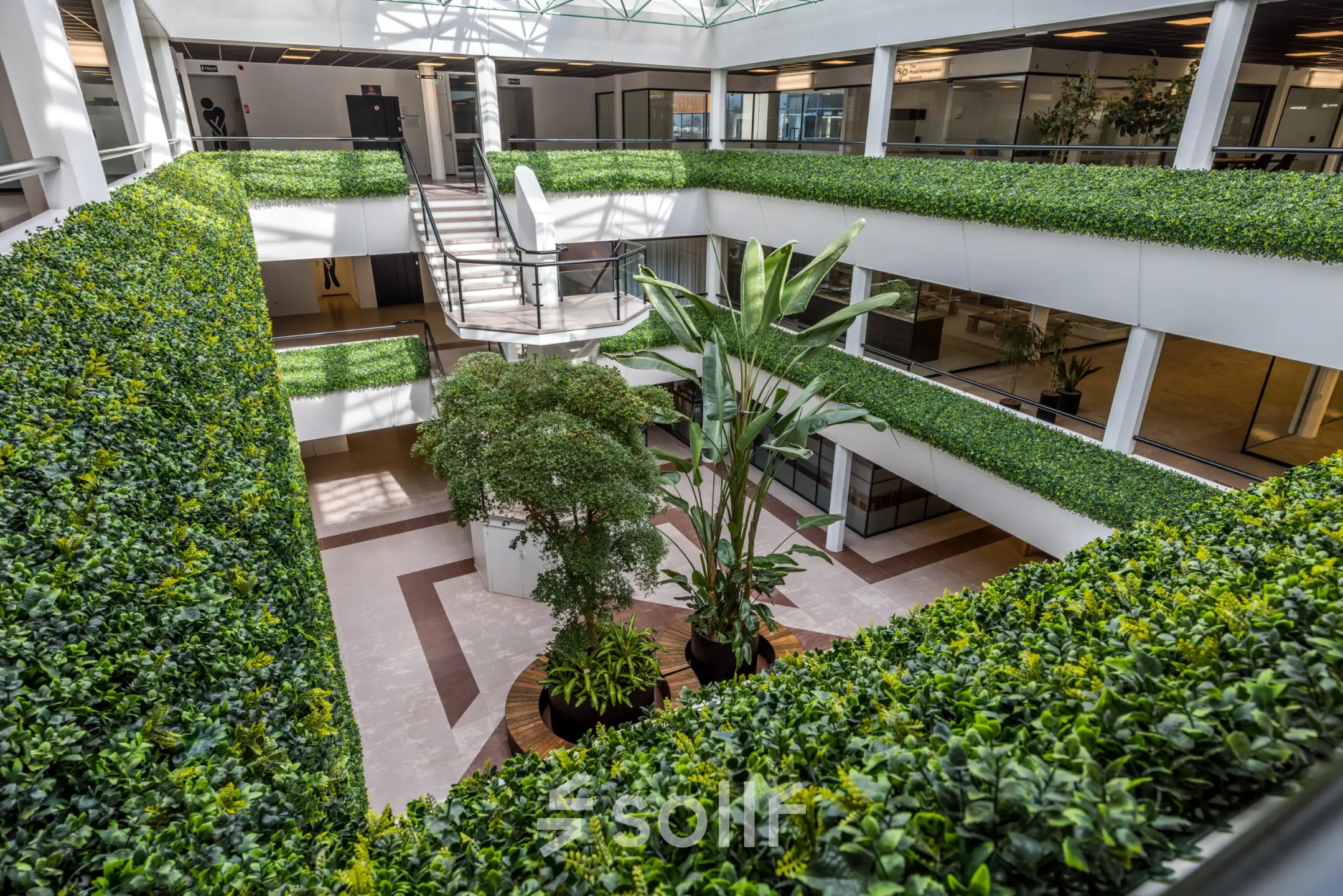 Luchthavenweg 81 in Eindhoven Airport biedt een moderne kantoorruimte huren met een weelderige, groene binnenplaats. Het kantoorpand heeft een indrukwekkend atrium dat zorgt voor natuurlijk licht en een frisse uitstraling.