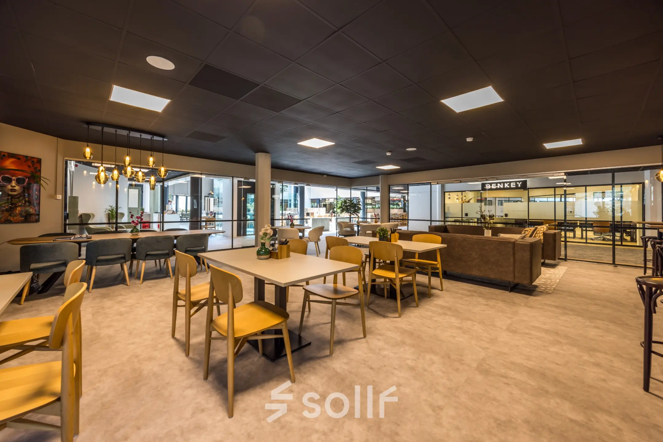 Stijlvolle en ruime werkplek met moderne meubels en veel licht bij Eindhoven Airport. Ideaal voor kantoorruimte huren. Strakke afwerking met comfortabele zitplekken en vergadertafels.